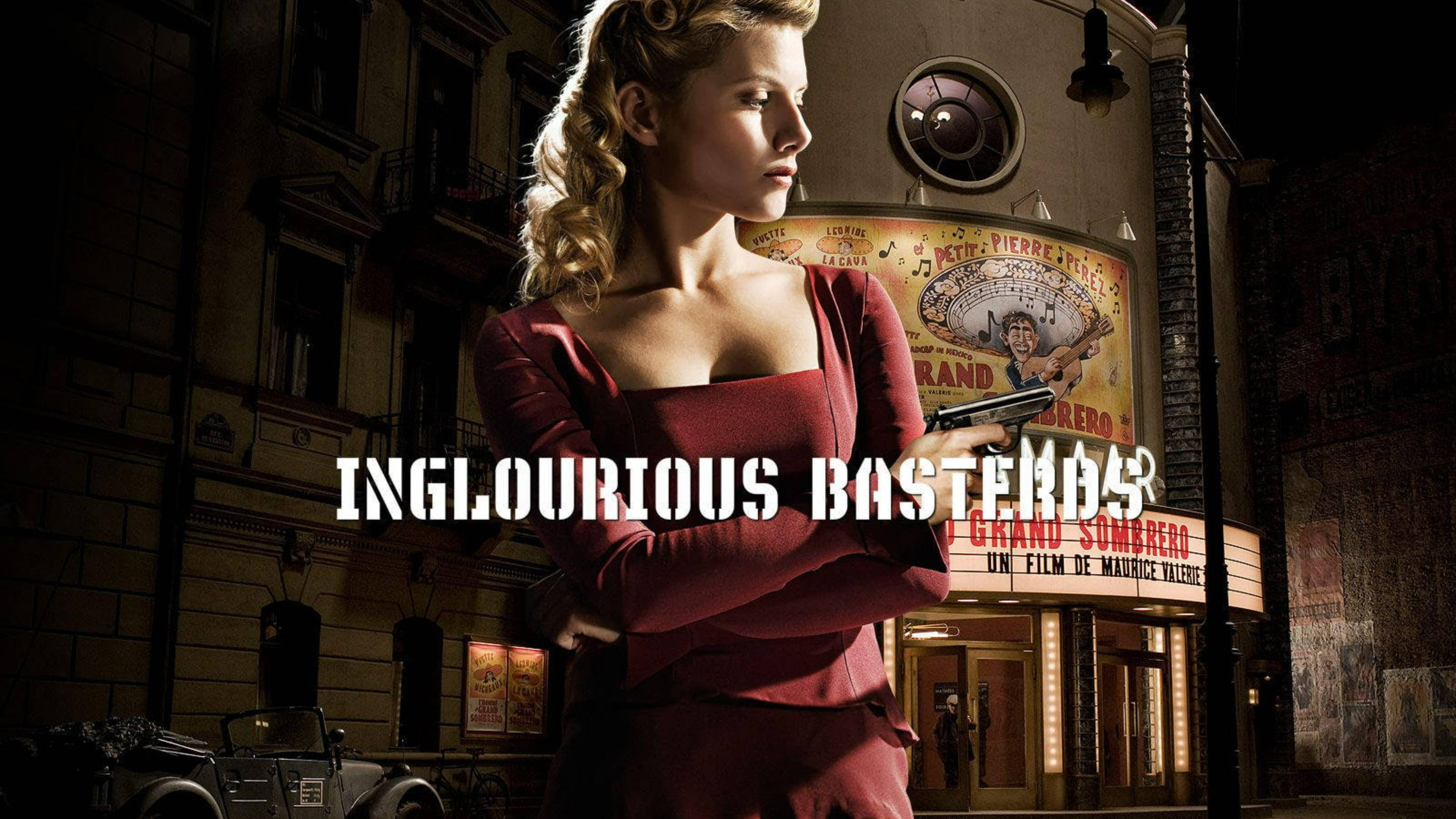 Inglourious Basterds 桌布 壁紙 — 一位身穿紅色連衣裙的女性在復古電影院招牌前，在戲劇性的夜間燈光下持槍。