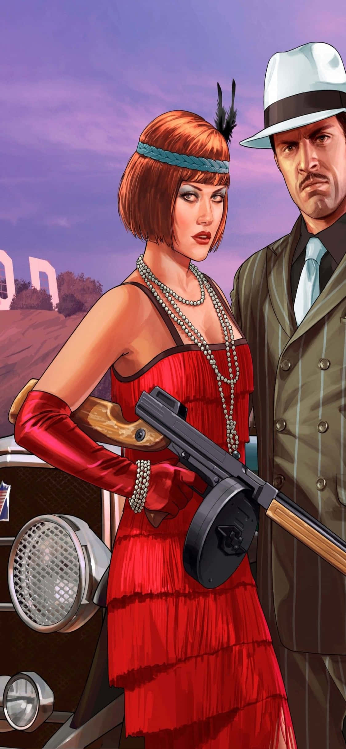 Grand Theft Auto V 桌布 壁紙 — 一位身穿紅色連衣裙的迷人飛女郎，在紫色暮色天空下，於一輛復古汽車旁手持衝鋒槍，站在一位戴著軟呢帽的男子身邊。