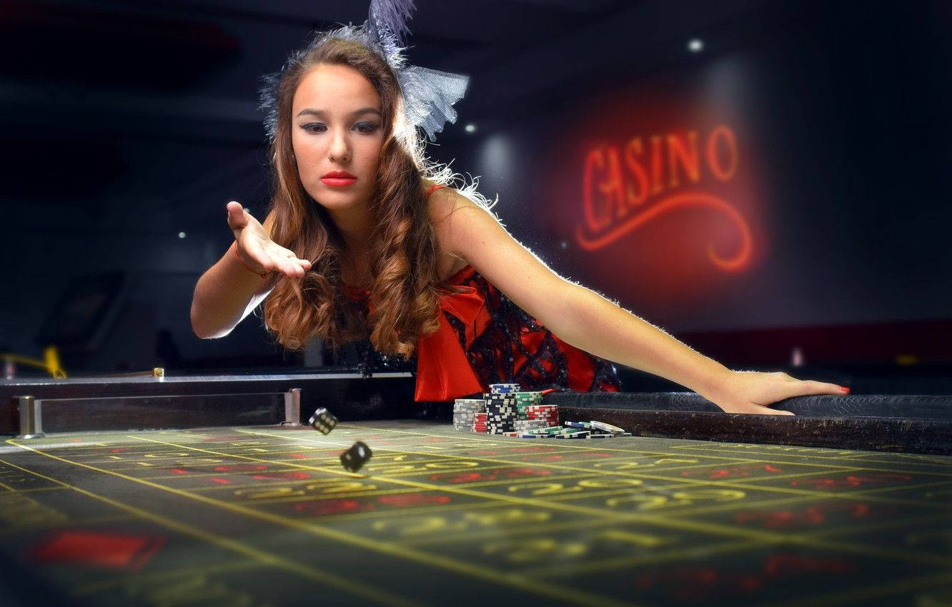 Dice 桌布 壁紙 — 一位身穿紅色連衣裙的魅力女士俯身在賭場的雙骰賭桌上，骰子正滾向綠色氈面。