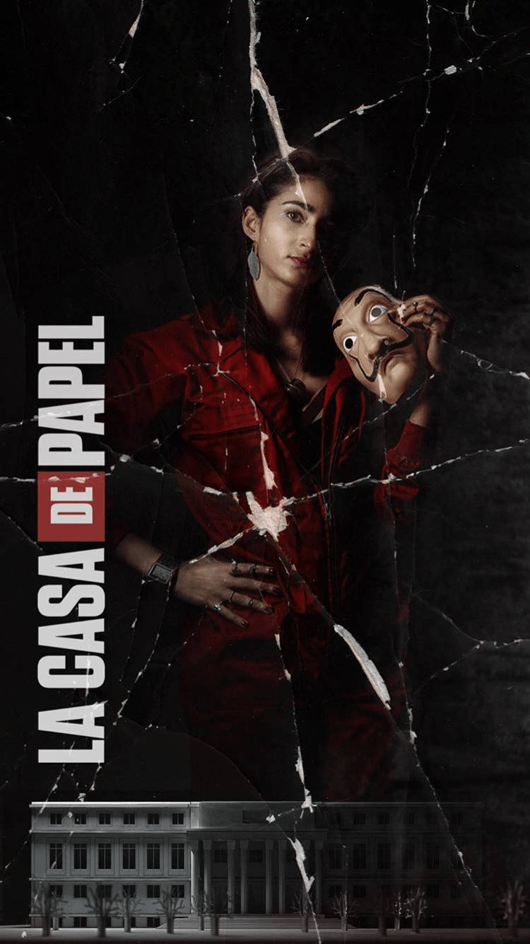 nairobi money heist 桌布 壁紙 — 一位身穿紅色連身衣褲的女性，在破裂的玻璃後面拿著達利面具，下方是一座銀行大樓。