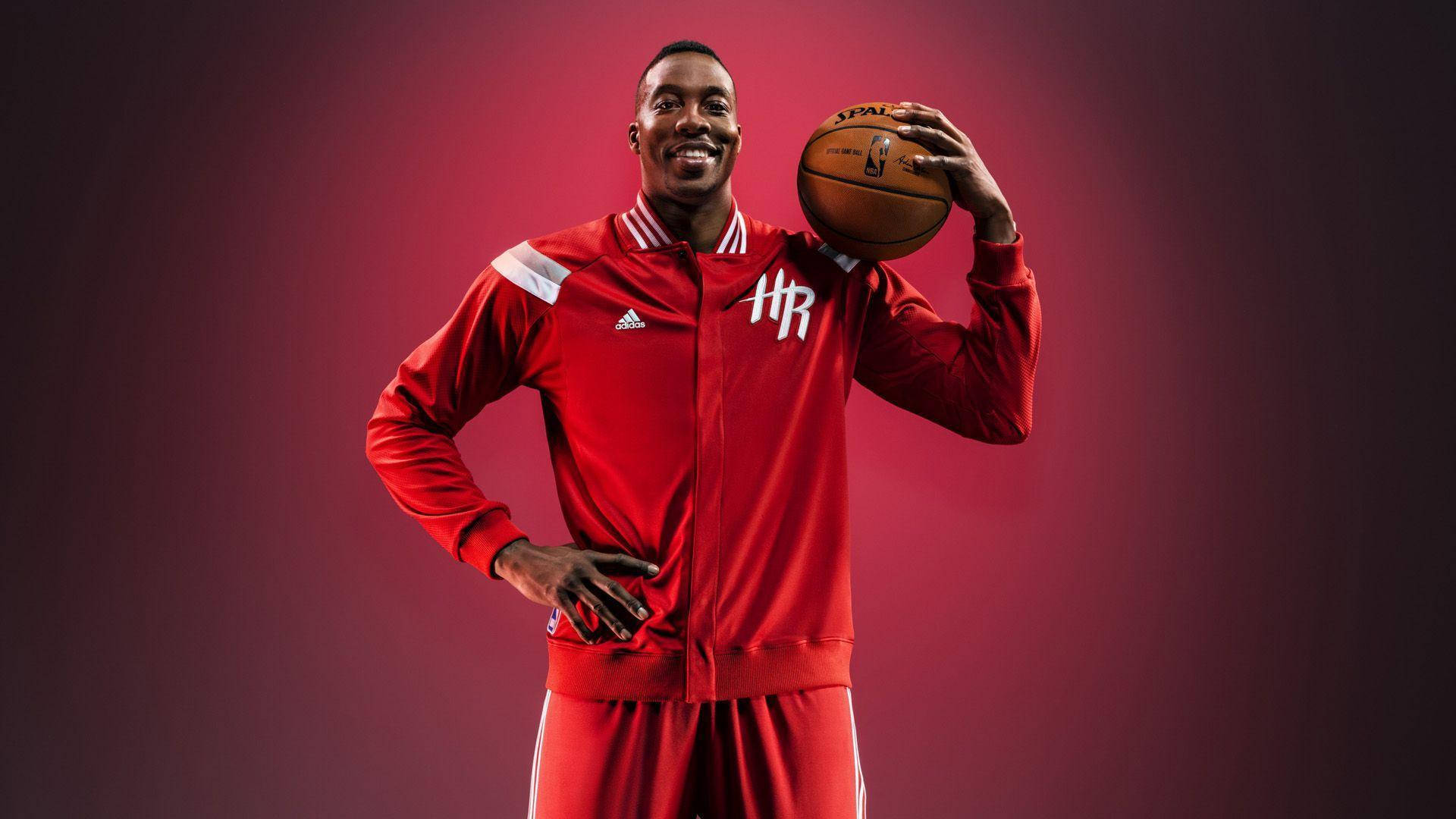 NBA 桌布 壁紙 — 一位身穿紅色運動服的微笑籃球運動員，在紅色漸變背景前拿著一個球。
