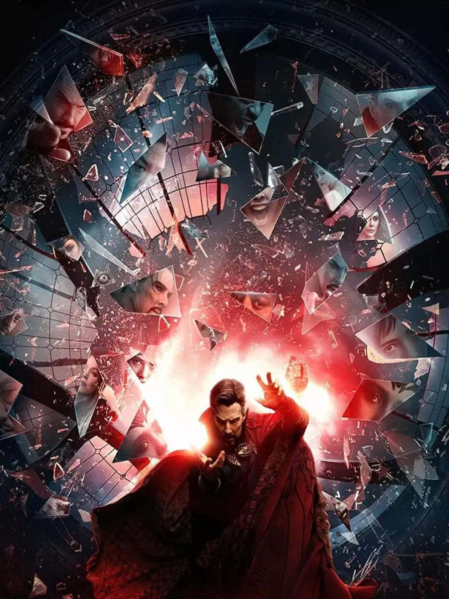 Doctor Strange Multiverse Of Madness 桌布 壁紙 — 一位身穿紅色長袍的巫師引導發光的能量，破碎的鏡子碎片在他周圍爆炸，顯露出扭曲的面孔。