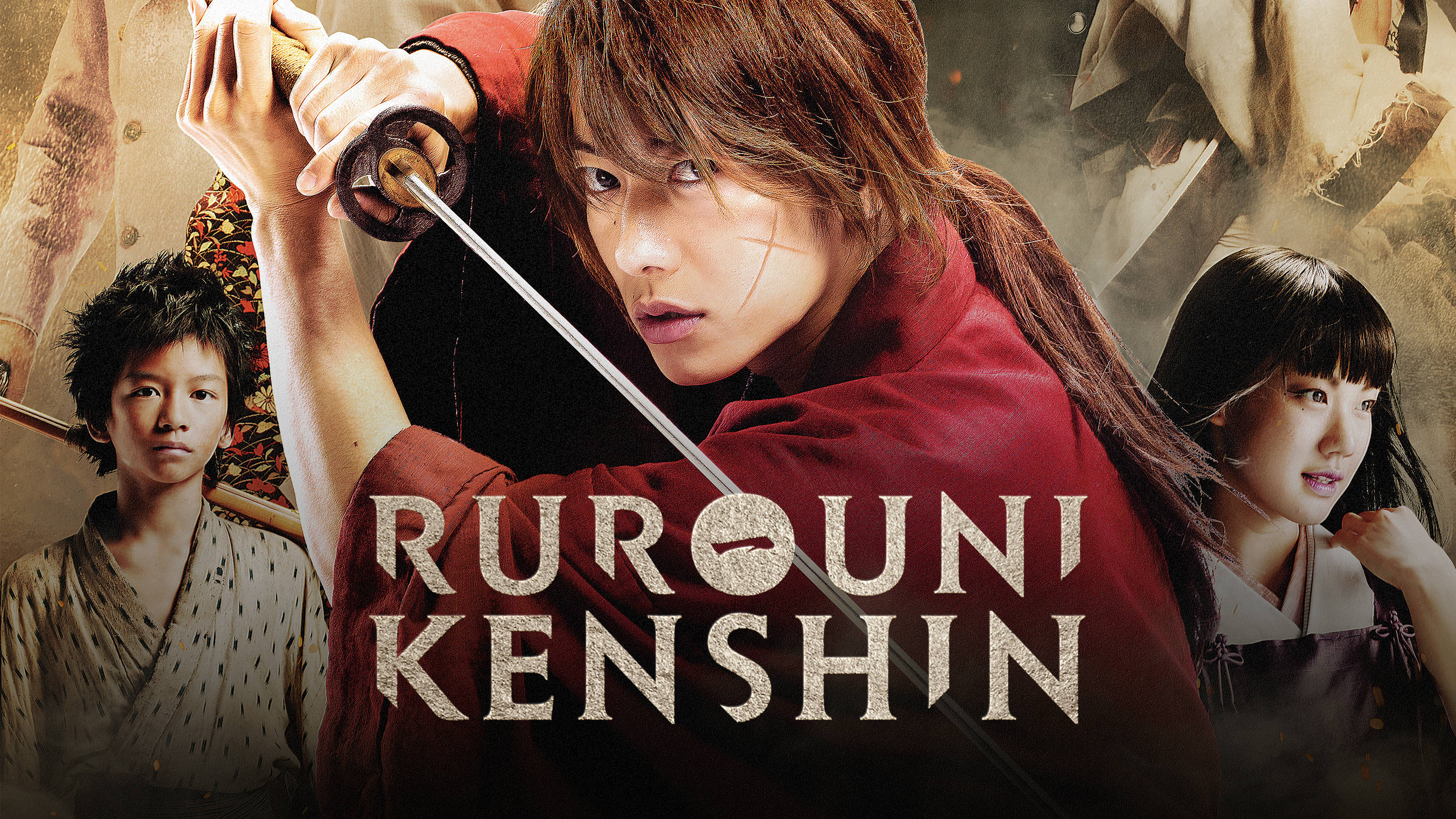 Rurouni Kenshin 桌布 壁紙 — 一位身穿紅色長袍的武士，在塵土飛揚的背景中，與兩位同伴一起專注地握著武士刀。