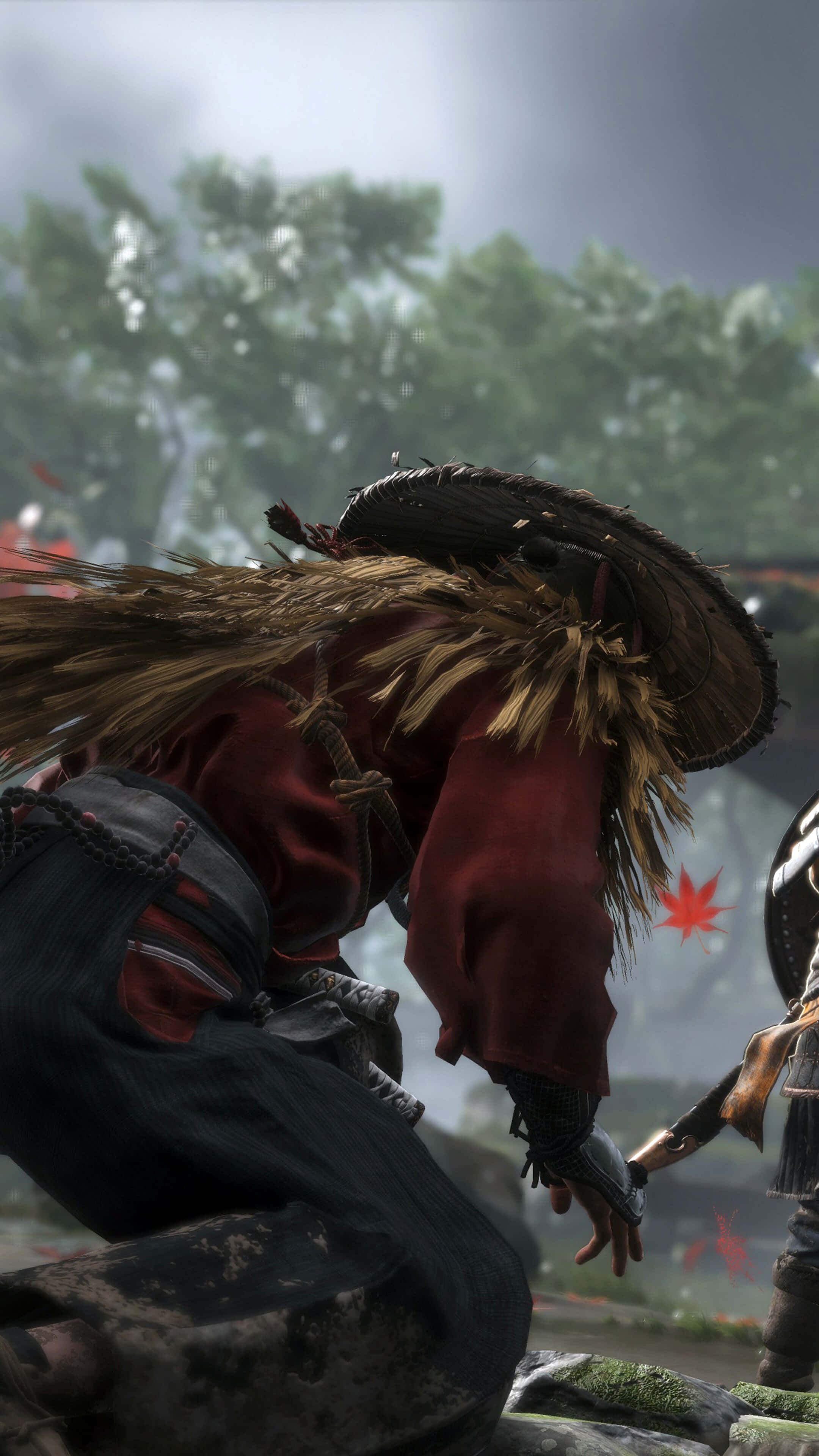 Ghost Of Tsushima iPhone 桌布 壁紙 — 一位身穿紅袍、頭戴草帽的武士蹲在長滿青苔的岩石上，在霧濛濛的天空下，楓葉飄落。