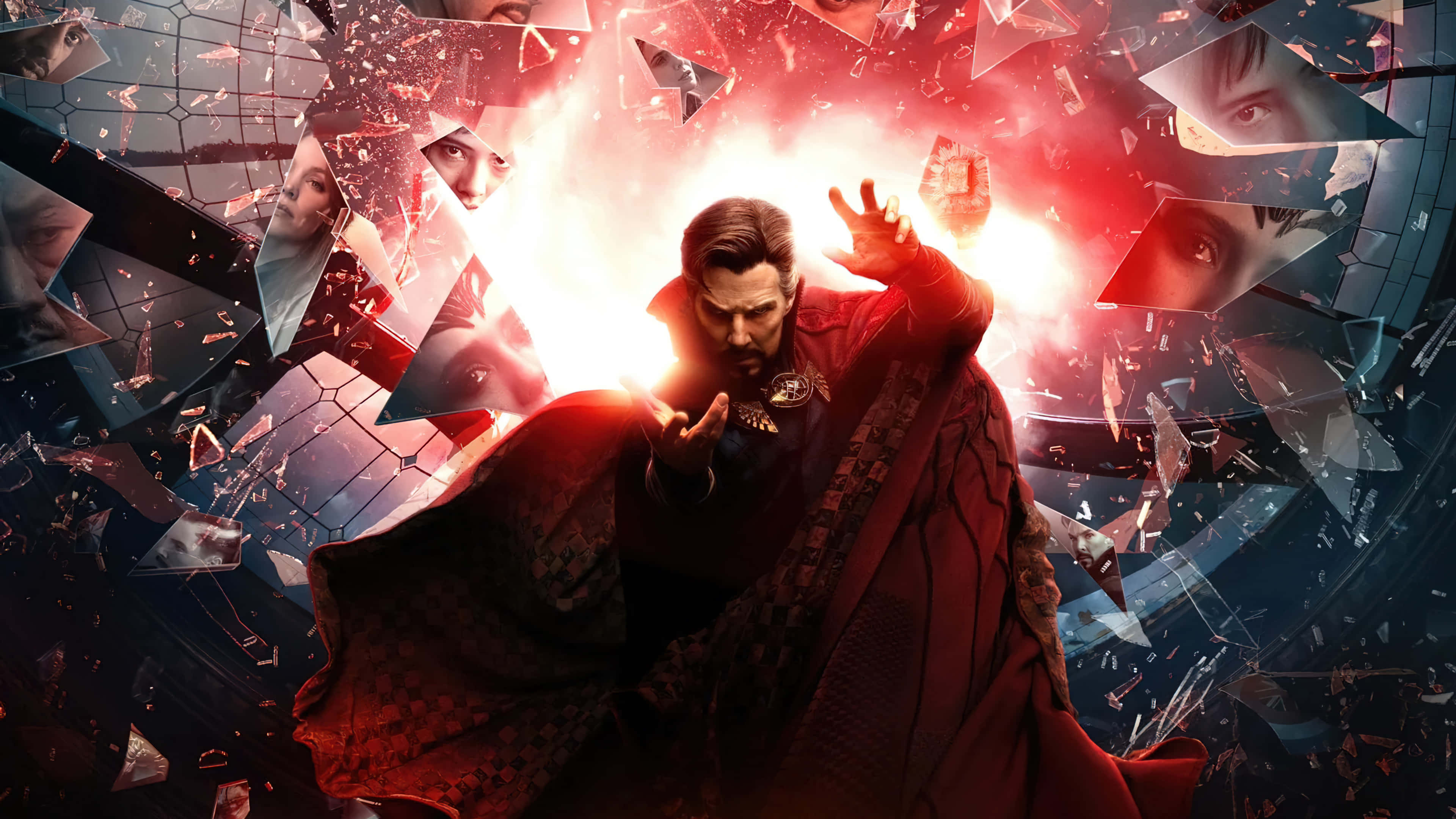 Doctor Strange Multiverse Of Madness 桌布 壁紙 — 一位身穿紅袍的巫師引導發光的能量，破碎的玻璃碎片在他周圍爆炸，碎片中嵌有面孔。
