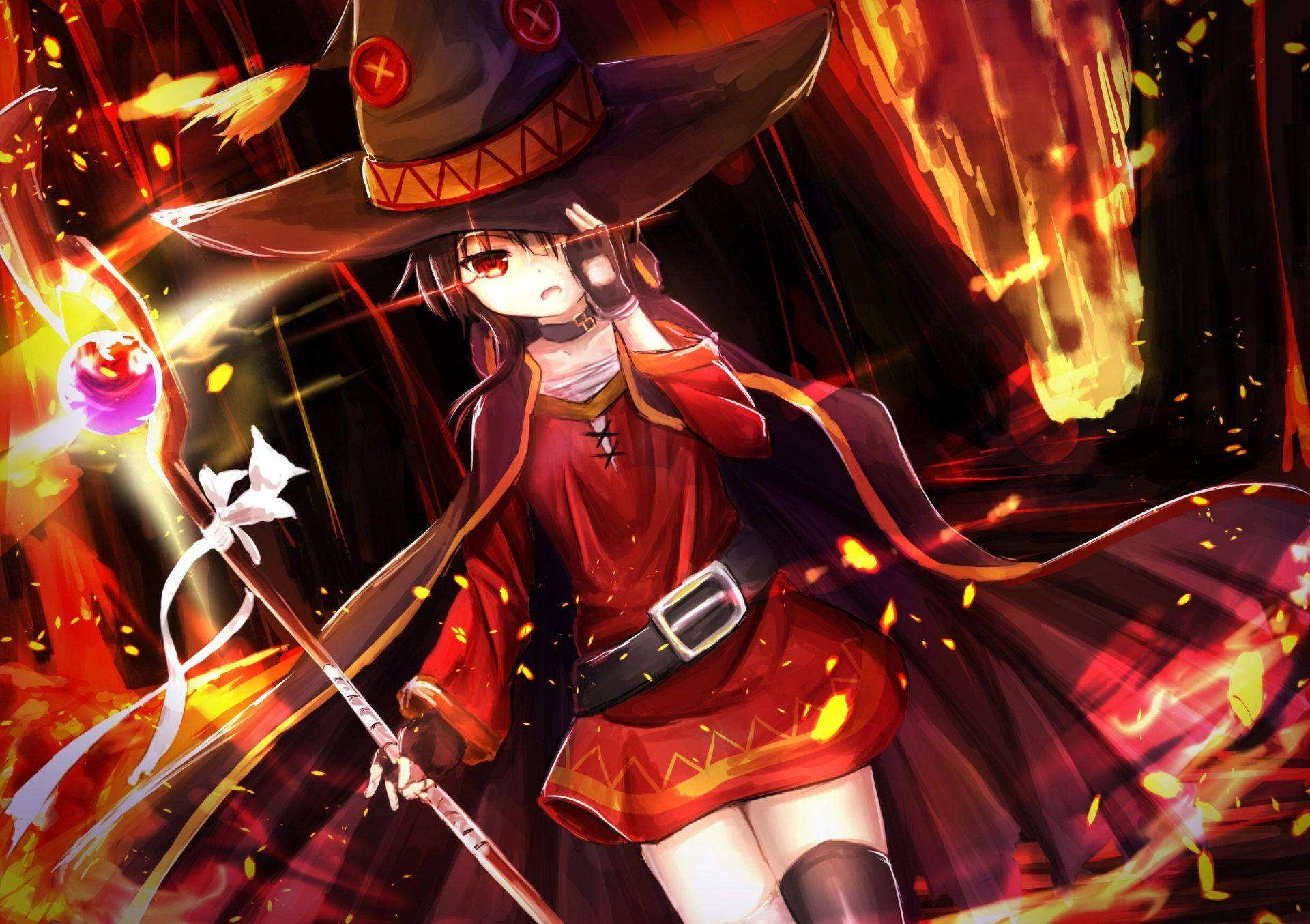 Megumin 桌布 壁紙 — 一位身穿紅袍的熾熱動漫女巫，在旋轉的火焰和餘燼中揮舞著發光的法杖。