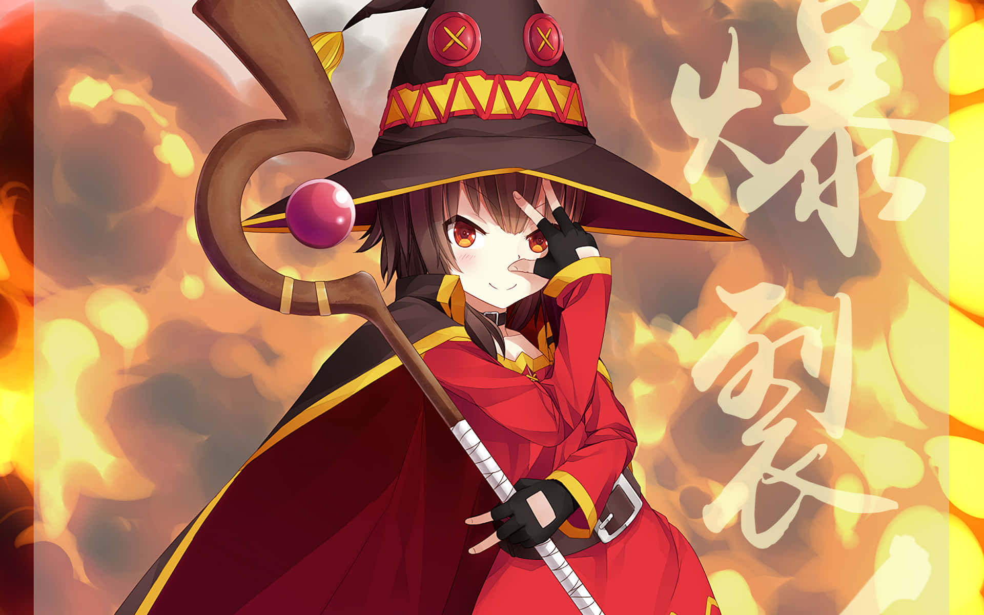 Konosuba 桌布 壁紙 — 一位身穿紅袍的開朗動漫女巫，在帶有日文字元的熾熱橙色背景前揮舞著法杖。
