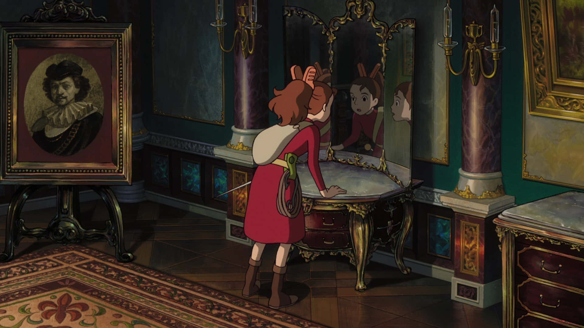 The Secret World Of Arrietty 桌布 壁紙 — 一位身穿紅裙的年輕女孩，在一個裝飾華麗、燈光昏暗的貴族房間裡，凝視著一面華麗鏡子中的倒影。