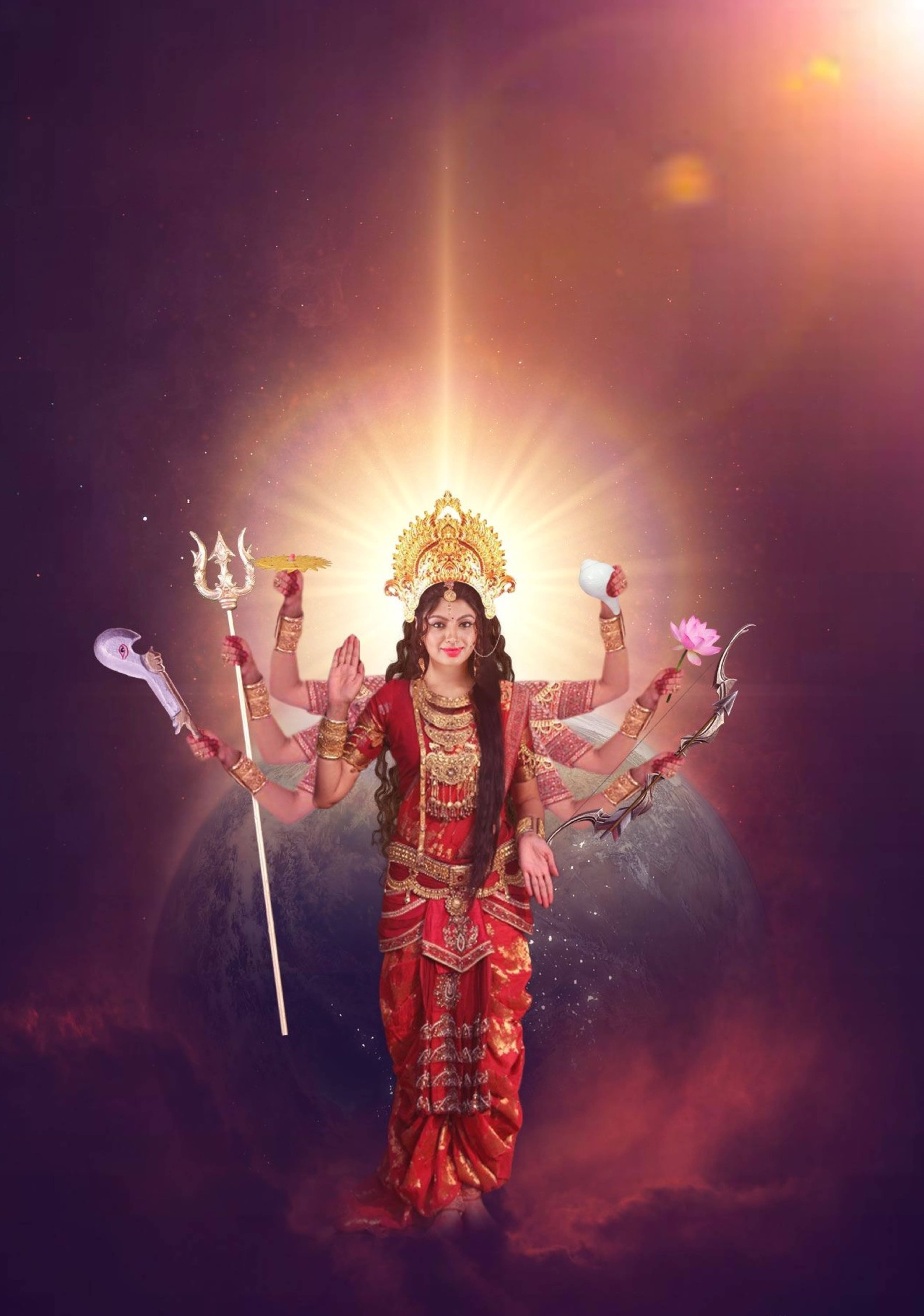 太陽 桌布 壁紙 — 一位身穿紅金服飾、光芒四射的多臂女神，站在一顆行星上，散發著光環，背景是宇宙。