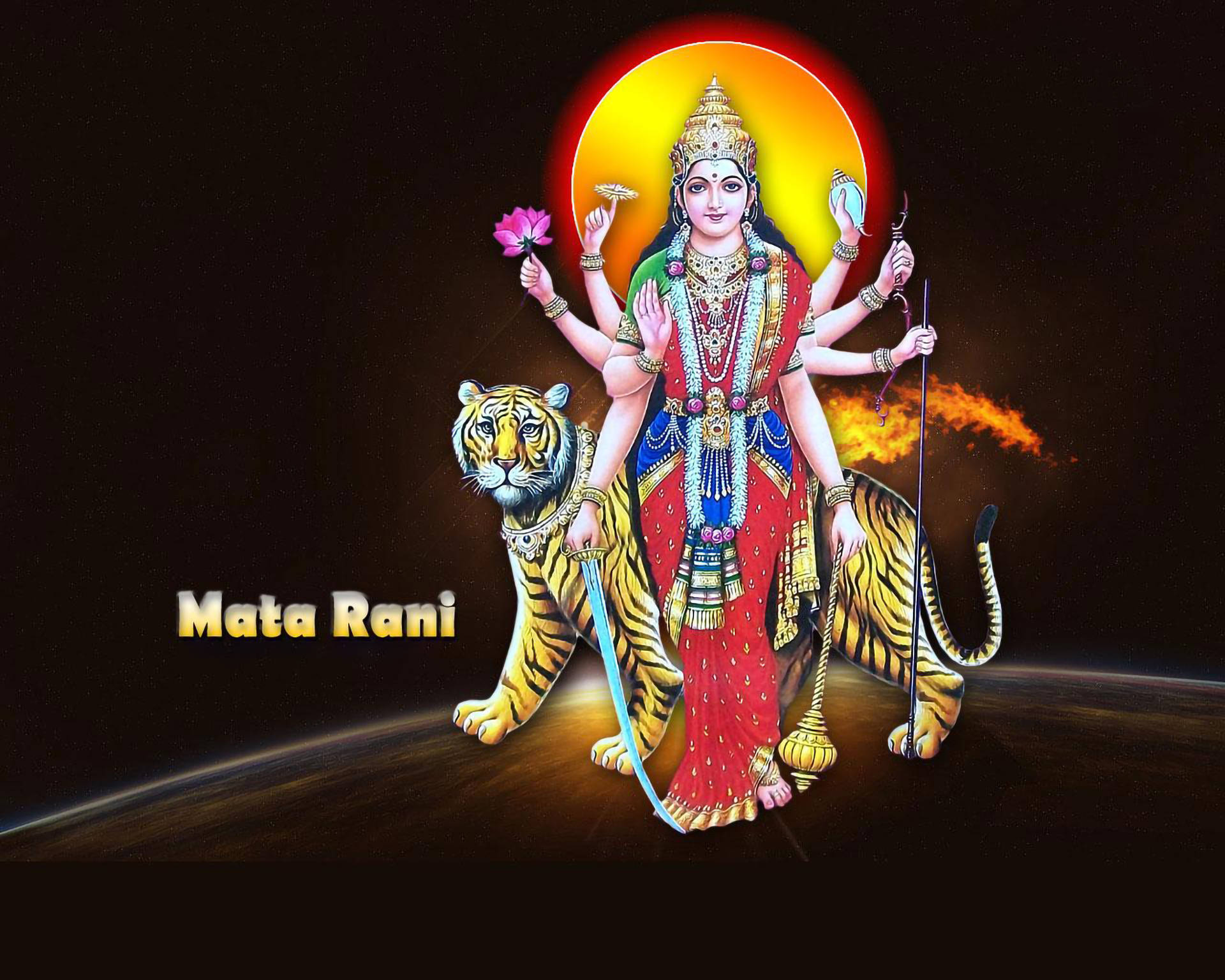 Mata Rani 桌布 壁紙 — 一位身穿紅金服飾、光芒四射的多臂女神站在老虎之上，背景是熾熱的太陽。
