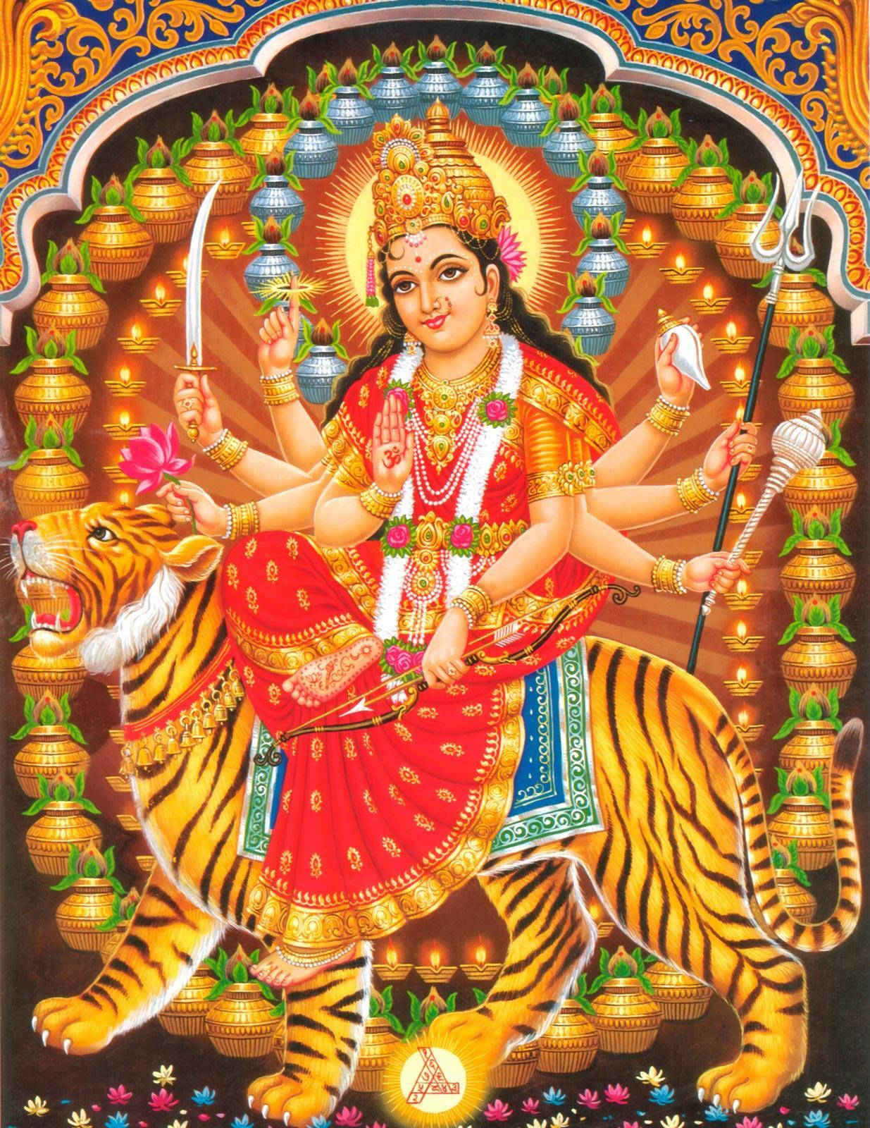 Hindu Temple 桌布 壁紙 — 一位身穿紅金服飾、光芒四射的多臂女神坐在兇猛的老虎上，周圍環繞著發光的油燈和華麗的金色罐子。