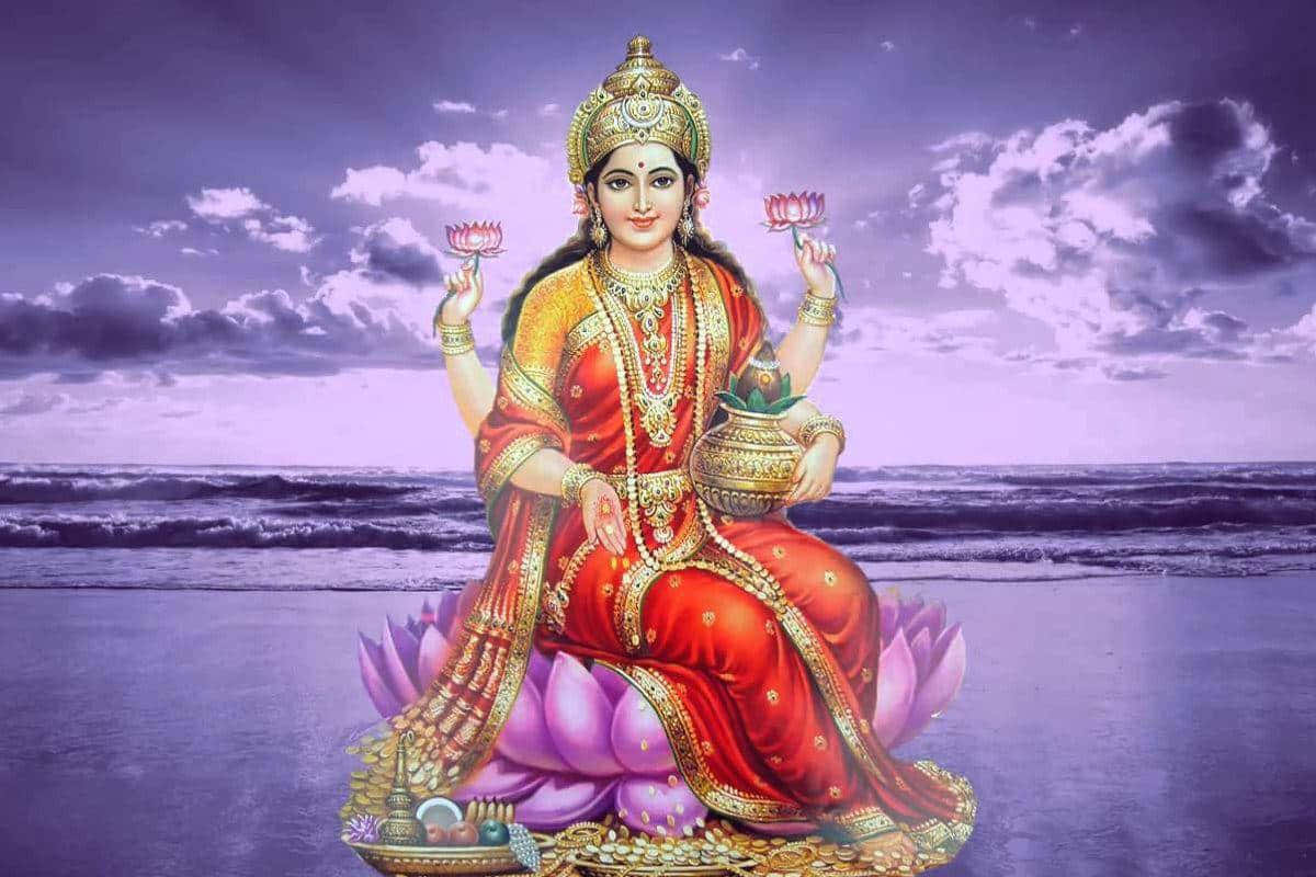  壁紙 — 一位身穿紅金服飾的神聖女神，在暮色天空下優雅地坐在海邊的紫色蓮花上。