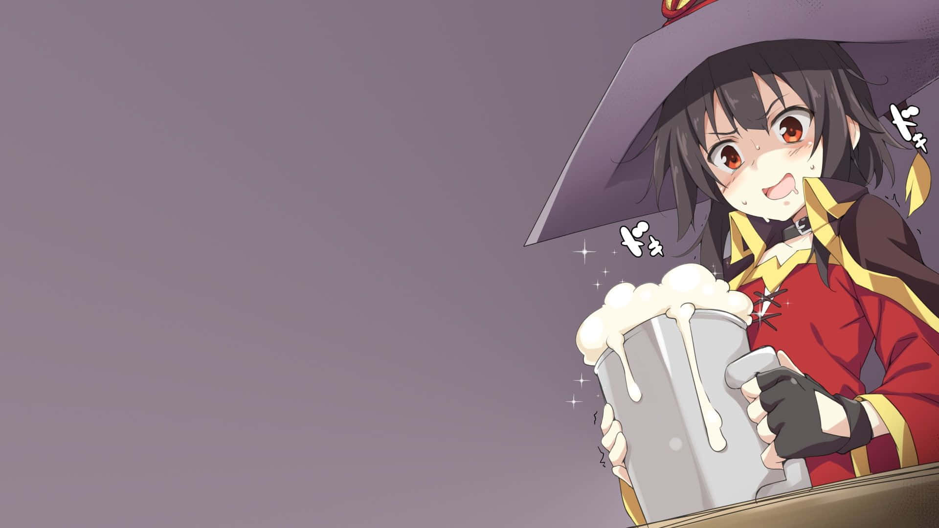 Konosuba God's Blessing On This Wonderful World 桌布 壁紙 — 一位身穿紅金服飾的開心動漫女巫，在柔和的紫色背景前，手持一個冒泡的杯子，帶有閃爍的魔法效果。