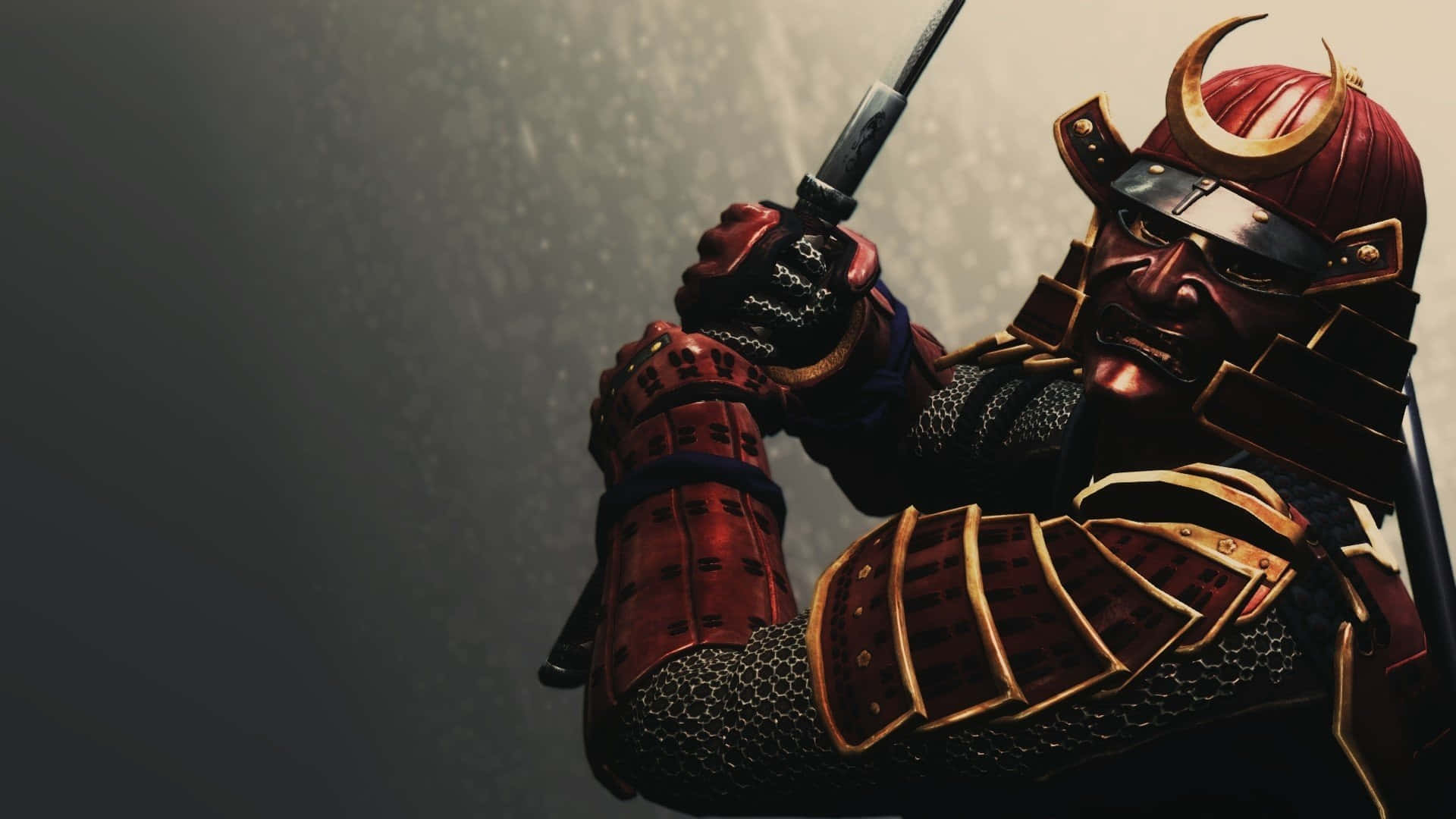 Samurai X 桌布 壁紙 — 一位身穿紅金盔甲的武士武士，在霧濛濛的灰色背景下，握著一把武士刀，頭盔下的臉孔充滿威嚇。