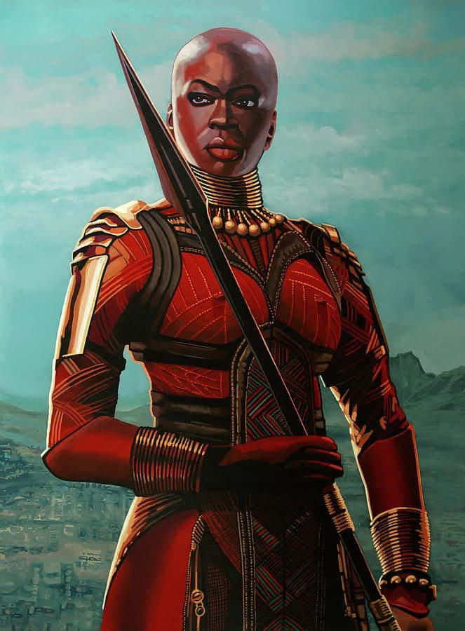 Okoye 桌布 壁紙 — 一位身穿紅金鎧甲的兇猛女戰士，在陰雲密布的天空和遠山背景下手持長矛。