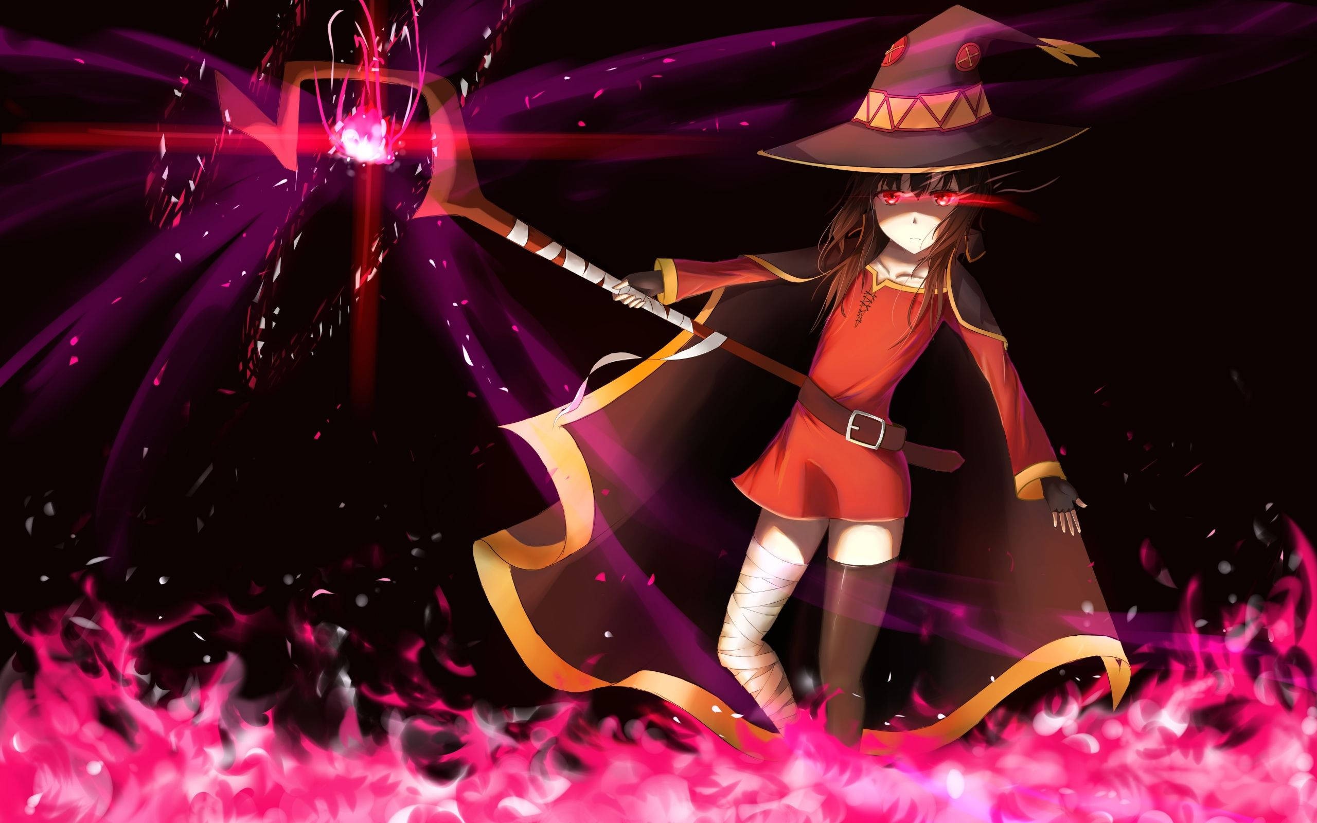 Megumin 桌布 壁紙 — 一位身穿紅金長袍的女巫，在黑暗背景中揮舞著發光的法杖，周圍環繞著旋轉的紫色能量和粉紅色火焰。