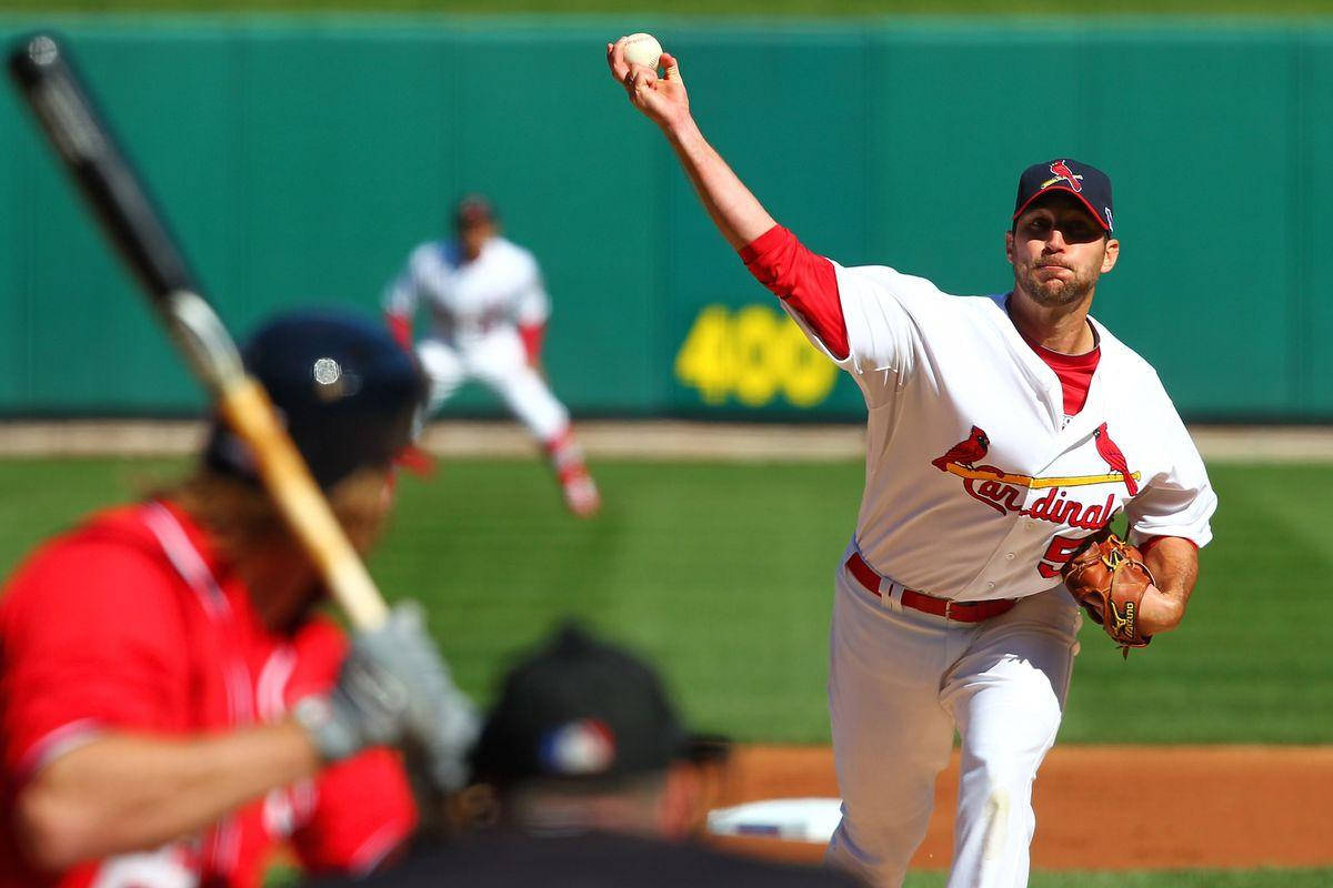 Adam Wainwright 桌布 壁紙 — 一位身穿紅雀隊球衣的棒球投手正在投球，打者站在本壘板上，焦點清晰銳利。