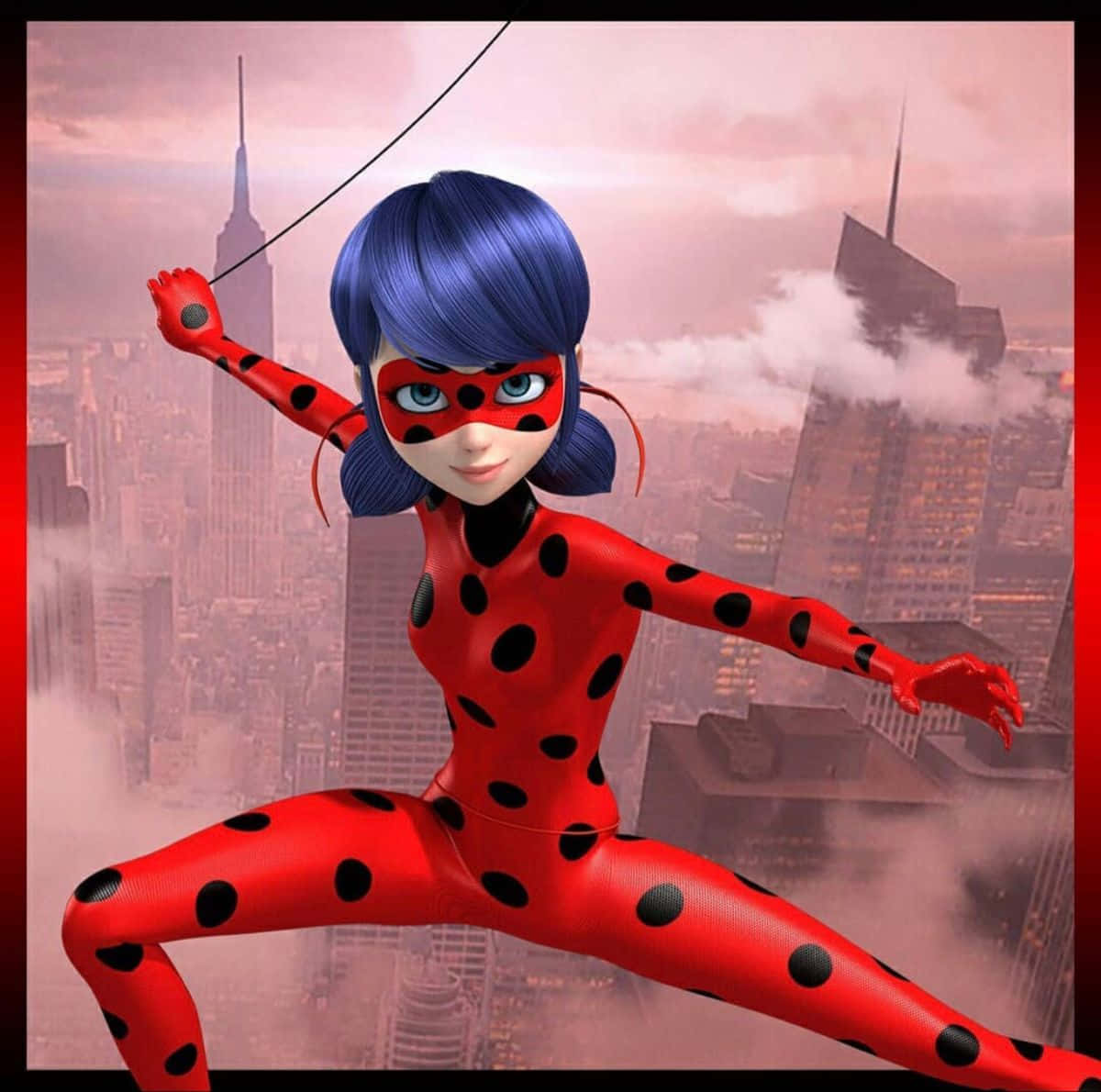 Miraculous 桌布 壁紙 — 一位身穿紅黑圓點套裝的女超級英雄在黃昏時分穿過煙霧瀰漫的城市景觀，背景是高樓大廈。