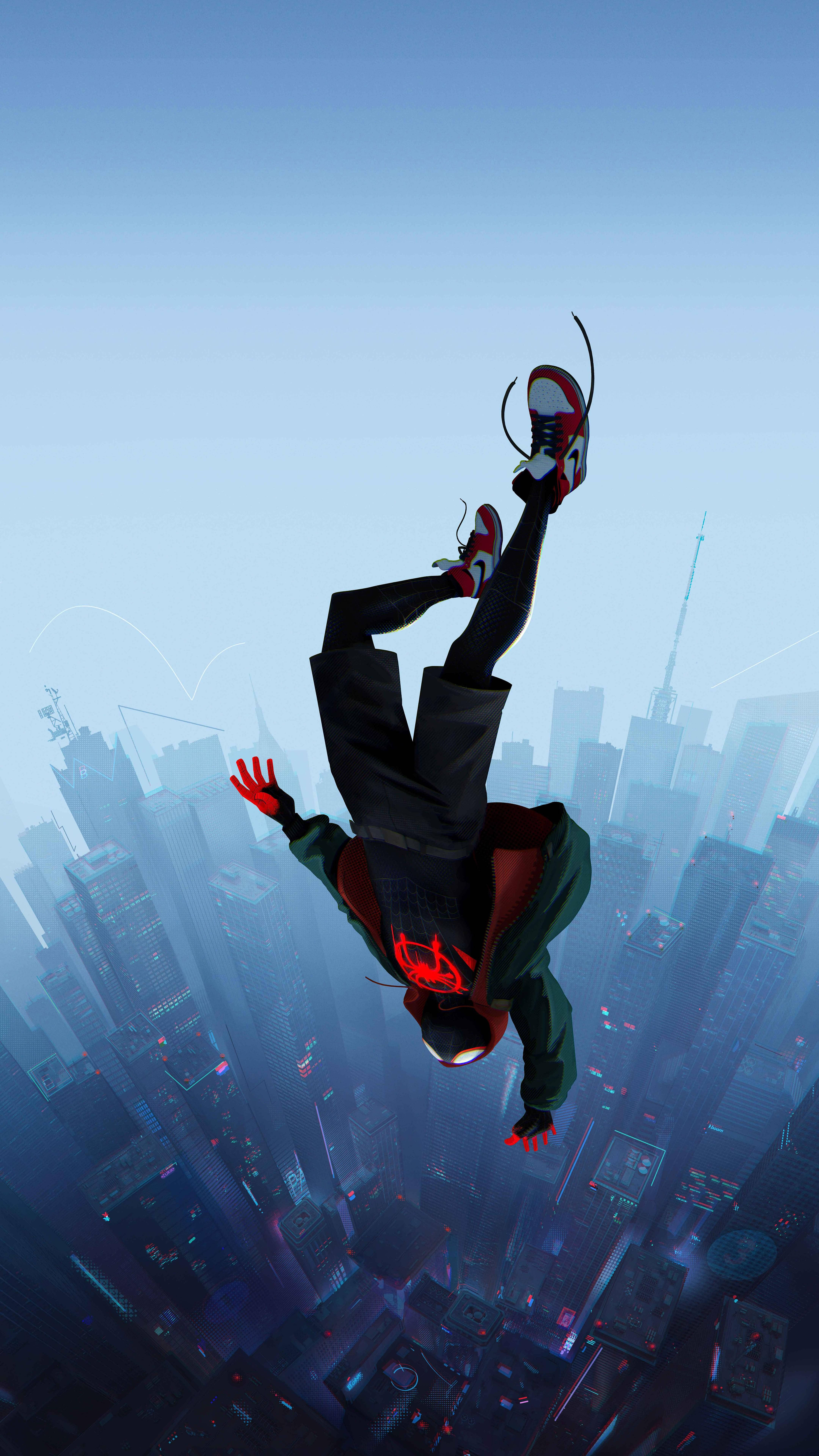 Into The Spider Verse 桌布 壁紙 — 一位身穿紅黑套裝的超級英雄在暮色中倒立於未來城市景觀之上。
