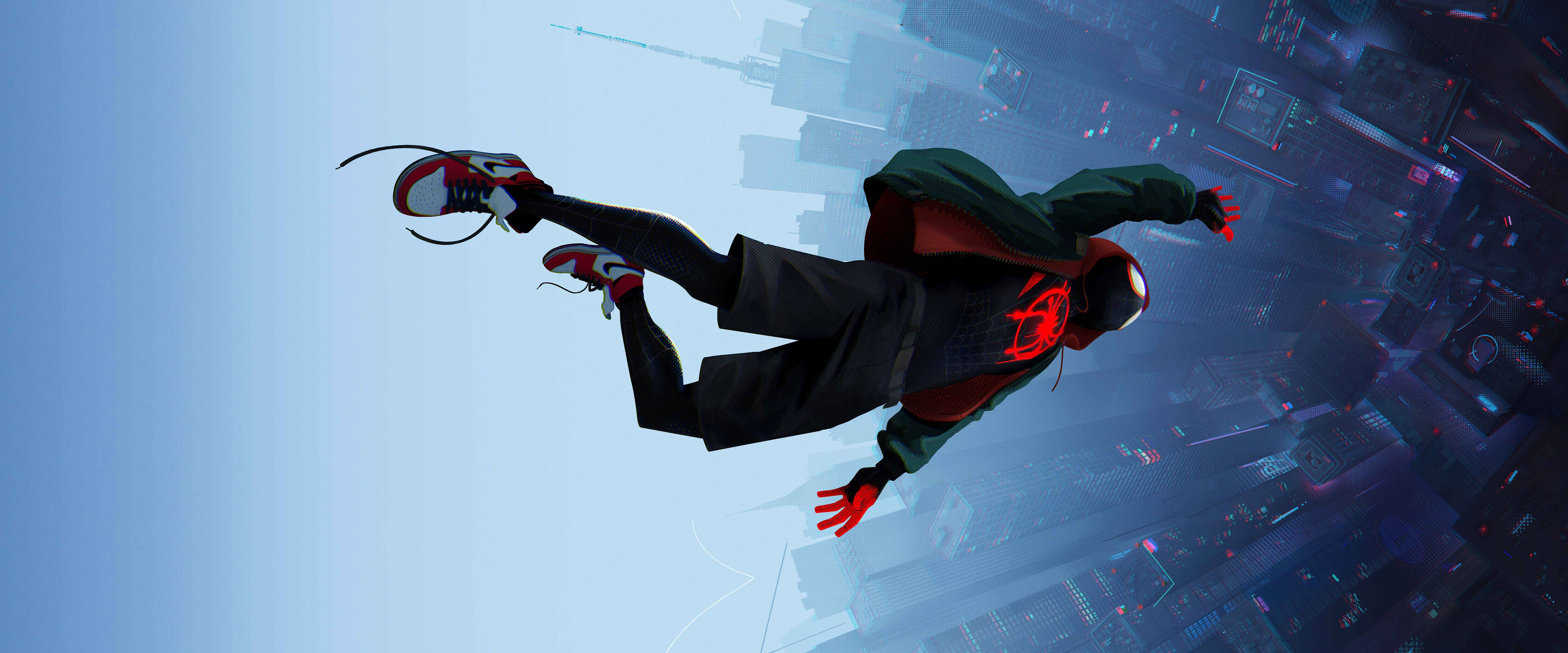 Into The Spider Verse 桌布 壁紙 — 一位身穿紅黑戰衣的超級英雄在晴朗的藍天下穿梭於未來城市景觀中。