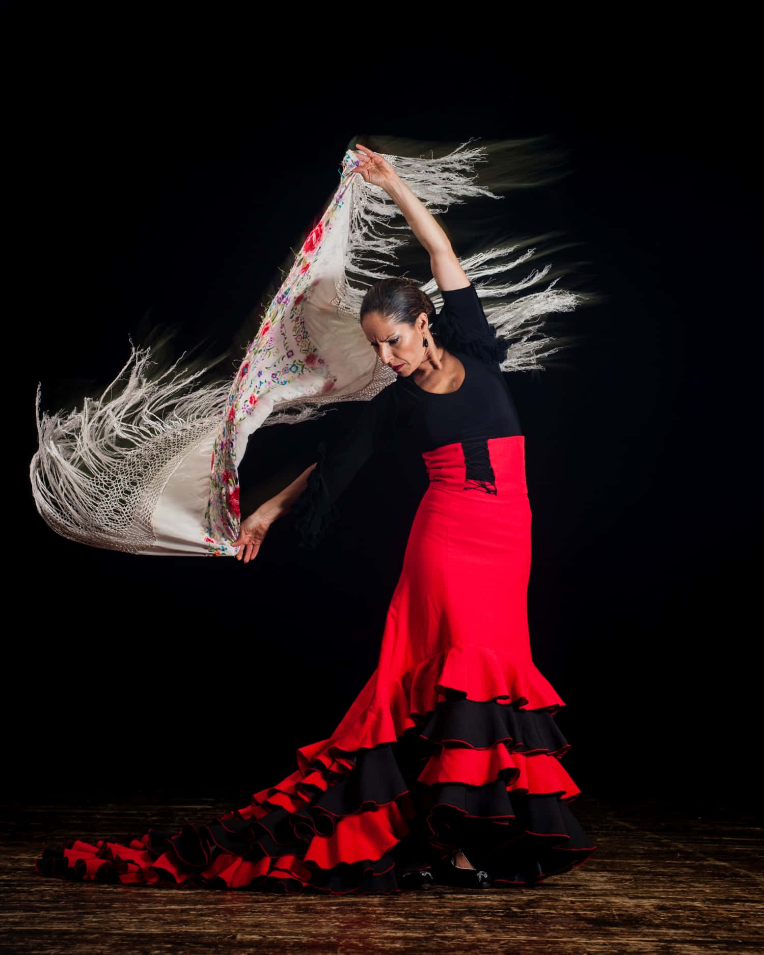 dancer 桌布 壁紙 — 一位身穿紅黑荷葉邊裙的佛朗明哥舞者在黑色背景前旋轉白色刺繡披肩。