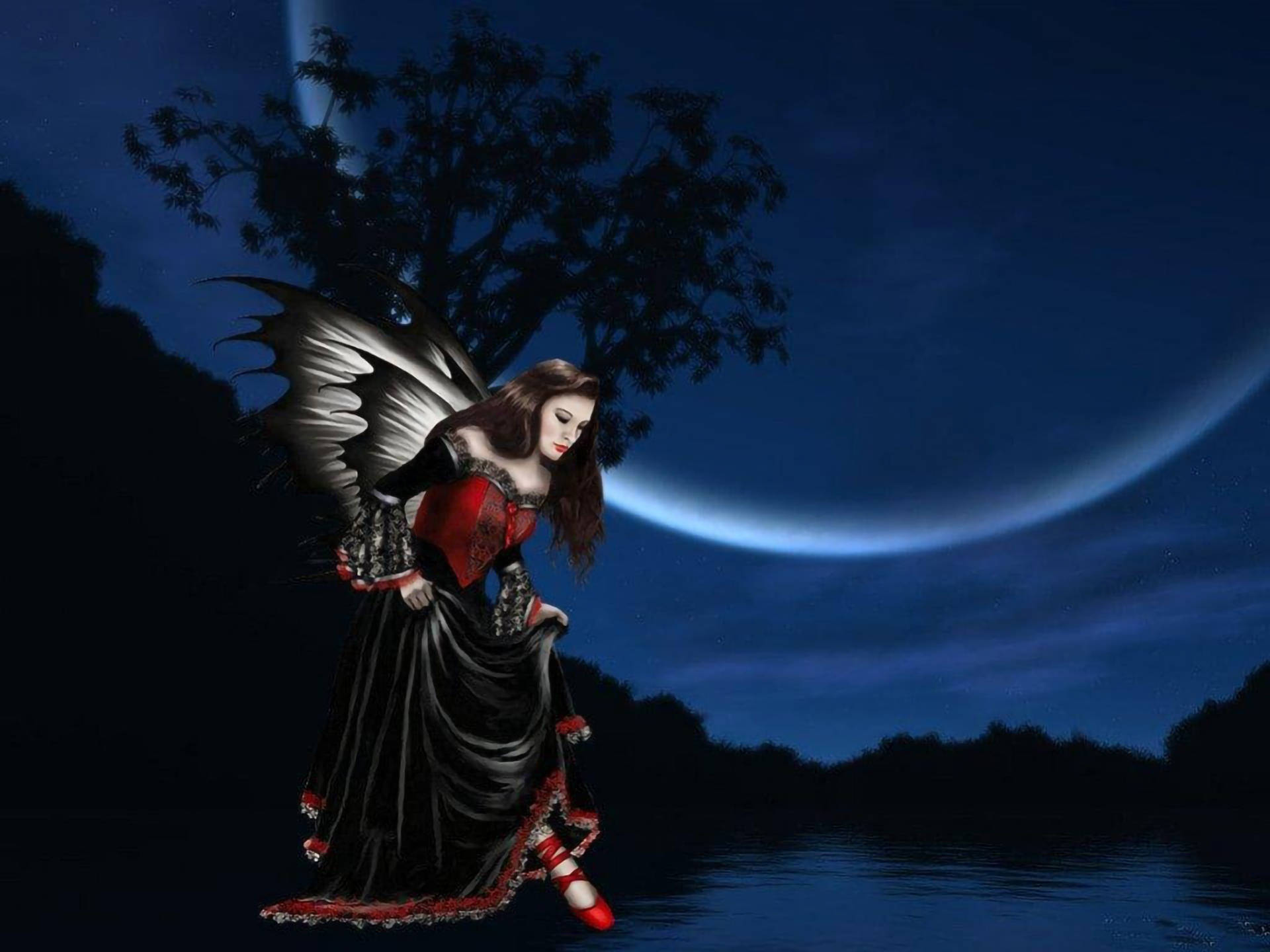 Fairy Grunge 桌布 壁紙 — 一位身穿紅黑長袍、擁有深色翅膀的仙女，站在月光照耀的湖邊，新月高懸。