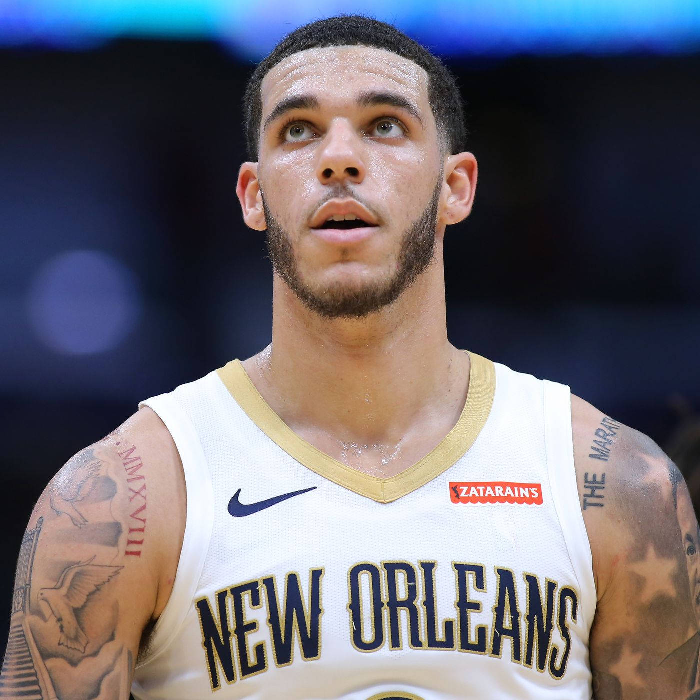 NBA 桌布 壁紙 — 一位身穿紐奧良球衣的專注籃球運動員向上凝視，汗水在臉上閃閃發光，手臂上的刺青清晰可見。