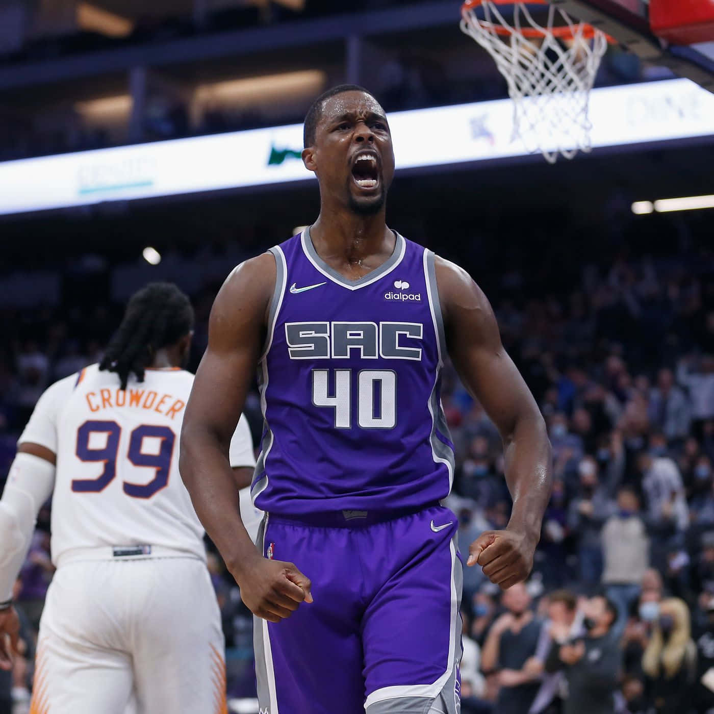 NBA 桌布 壁紙 — 一位身穿紫色40號球衣的沙加緬度國王隊籃球運動員在場館燈光下，背景有觀眾，發出勝利的怒吼。