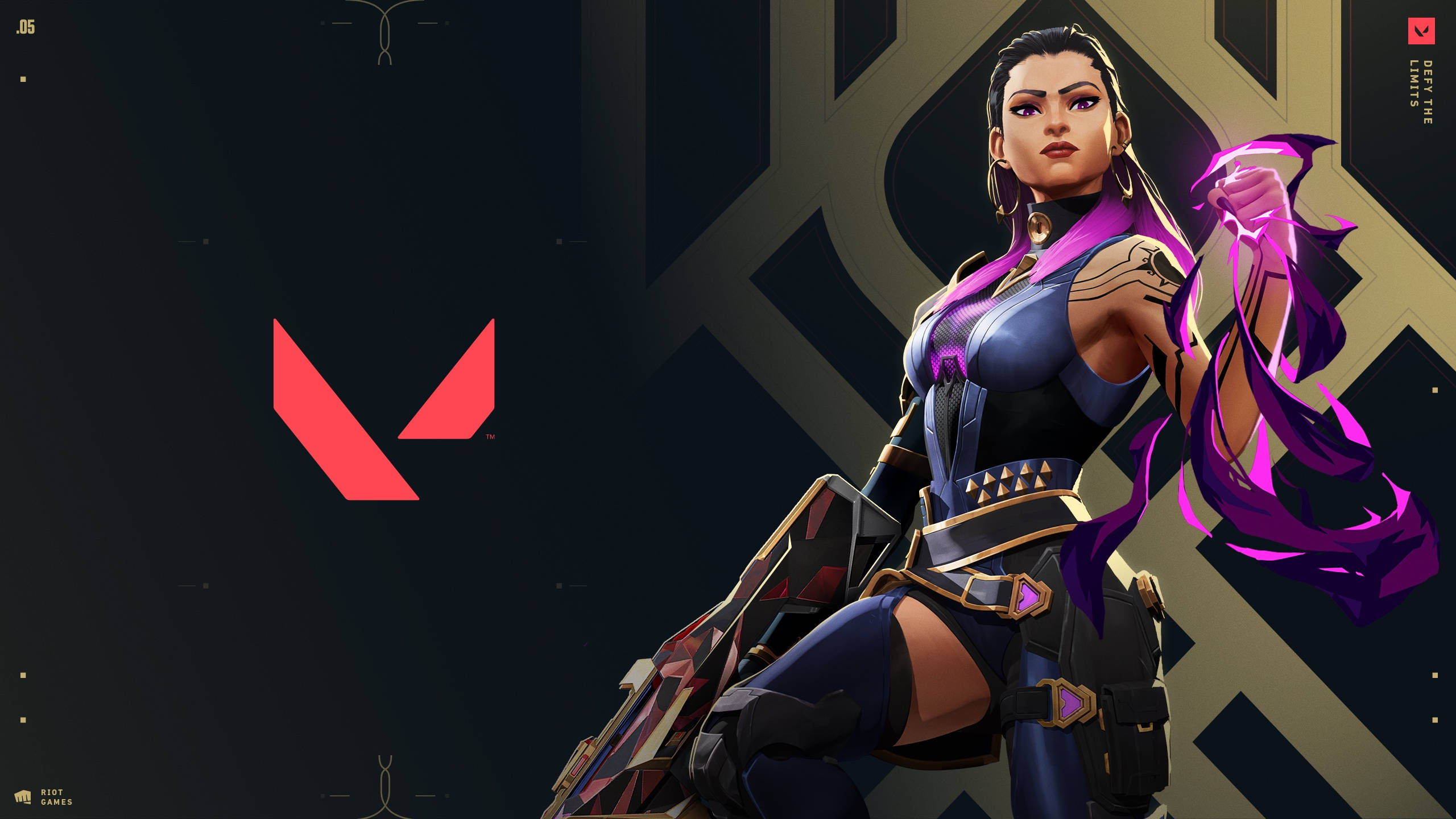 筆電 桌布 壁紙 — 一位身穿紫色和藍色盔甲的兇猛女戰士，在帶有紅色標誌的深色幾何背景前揮舞著發光武器。