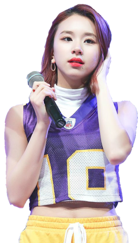 twice 桌布 壁紙 — 一位身穿紫色和金色NFL球衣的年輕女性，在黑色背景前擺姿勢，手持麥克風。