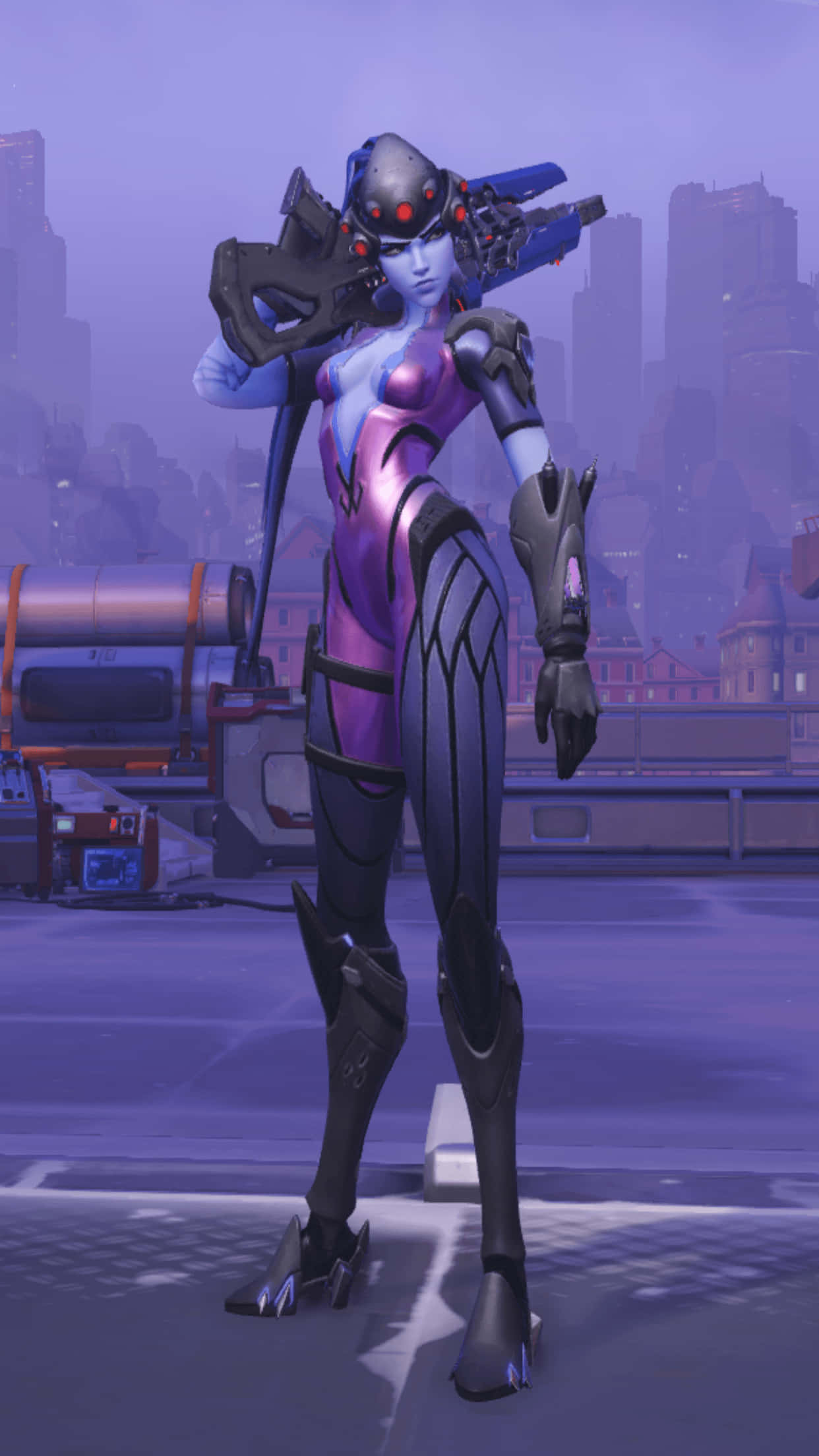 Overwatch Widowmaker 桌布 壁紙 — 一位身穿紫色和黑色盔甲的未来女战士自信地站在城市屋顶上，手持大型武器。
