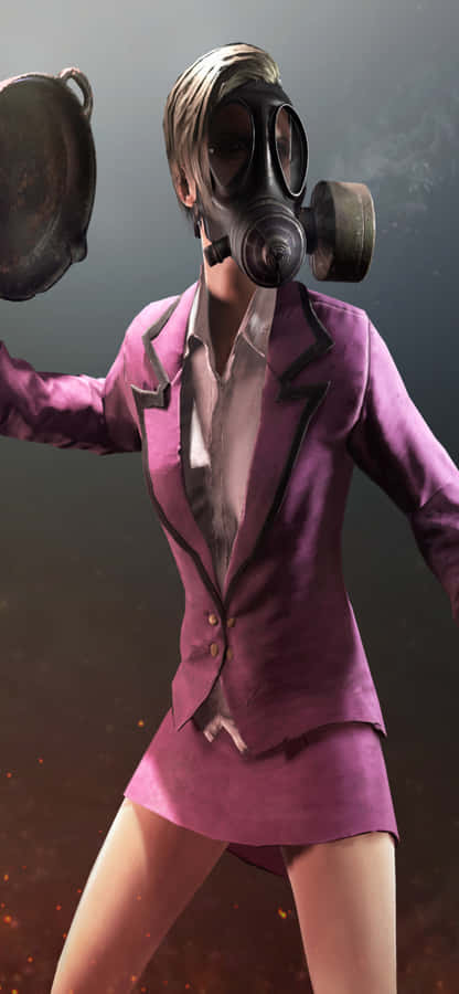 iPhone X Playerunknown's Battlegrounds 桌布 壁紙 — 一位身穿紫色商務套裝和防毒面具的女性，在灰塵瀰漫、煙霧繚繞的環境中拿著煎鍋。