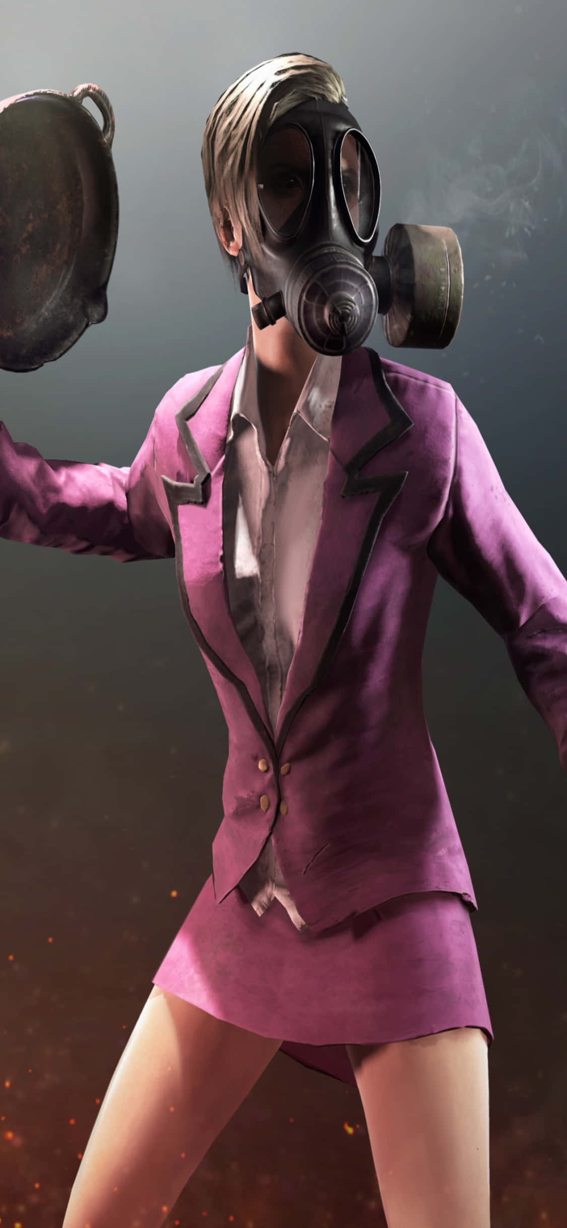 Playerunknown's Battlegrounds 桌布 壁紙 — 一位身穿紫色商務西裝和防毒面具的女性，在灰塵瀰漫、煙霧繚繞的環境中手持煎鍋。