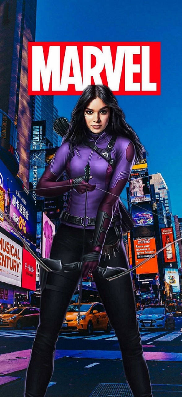 Bishop 桌布 壁紙 — 一位身穿紫色戰衣的Marvel超級女英雄，在夜晚瞄準充滿活力的霓虹燈城市景觀。