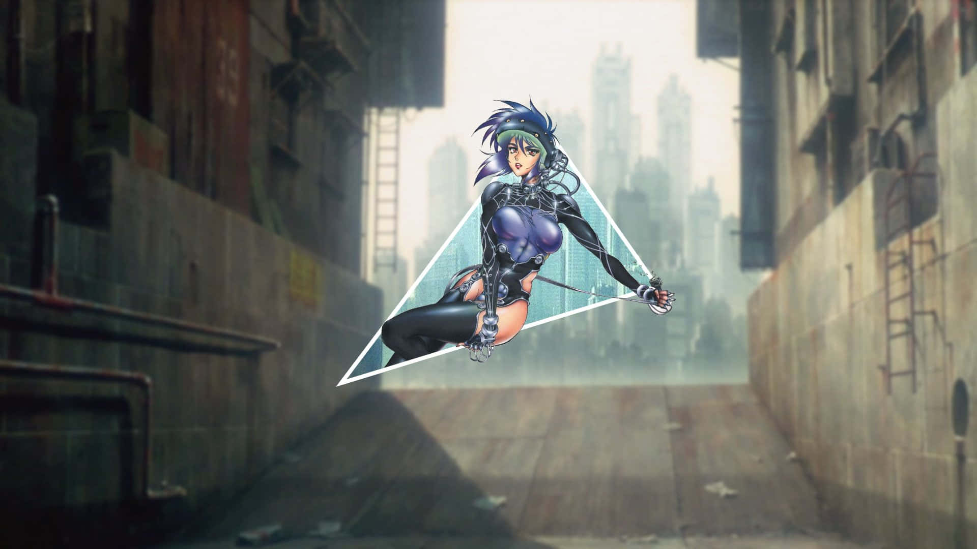 Motoko Kusanagi 桌布 壁紙 — 一位身穿紫色服裝的賽博龐克動漫女性，在一個由發光三角形框住的骯髒城市小巷中滑行。