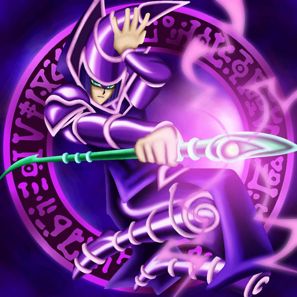 Yugioh Dark Magician 桌布 壁紙 — 一位身穿紫色盔甲的動漫法師在神秘圓形印記前揮舞發光法杖，散發出輻射能量。