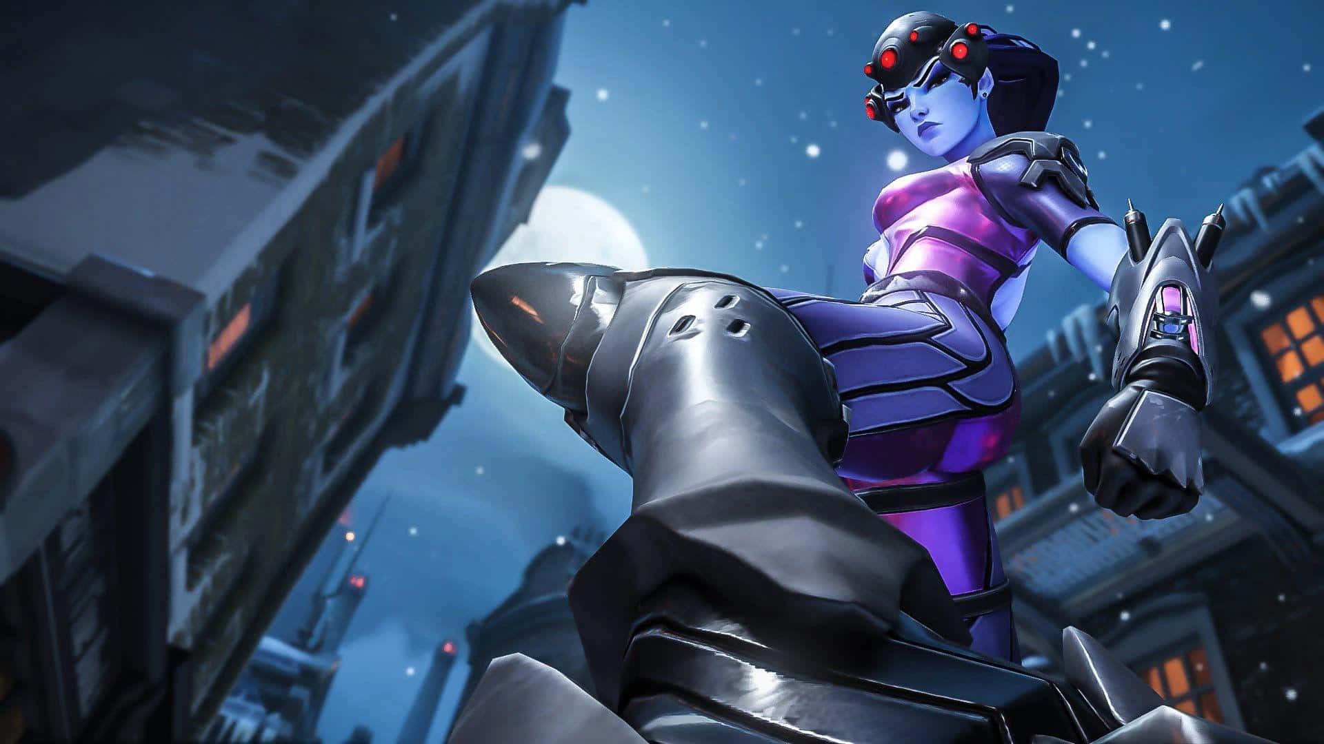 Overwatch Widowmaker 桌布 壁紙 — 一位身穿紫色盔甲的未來女戰士在滿月下的雪夜城市景觀中動態跳躍。