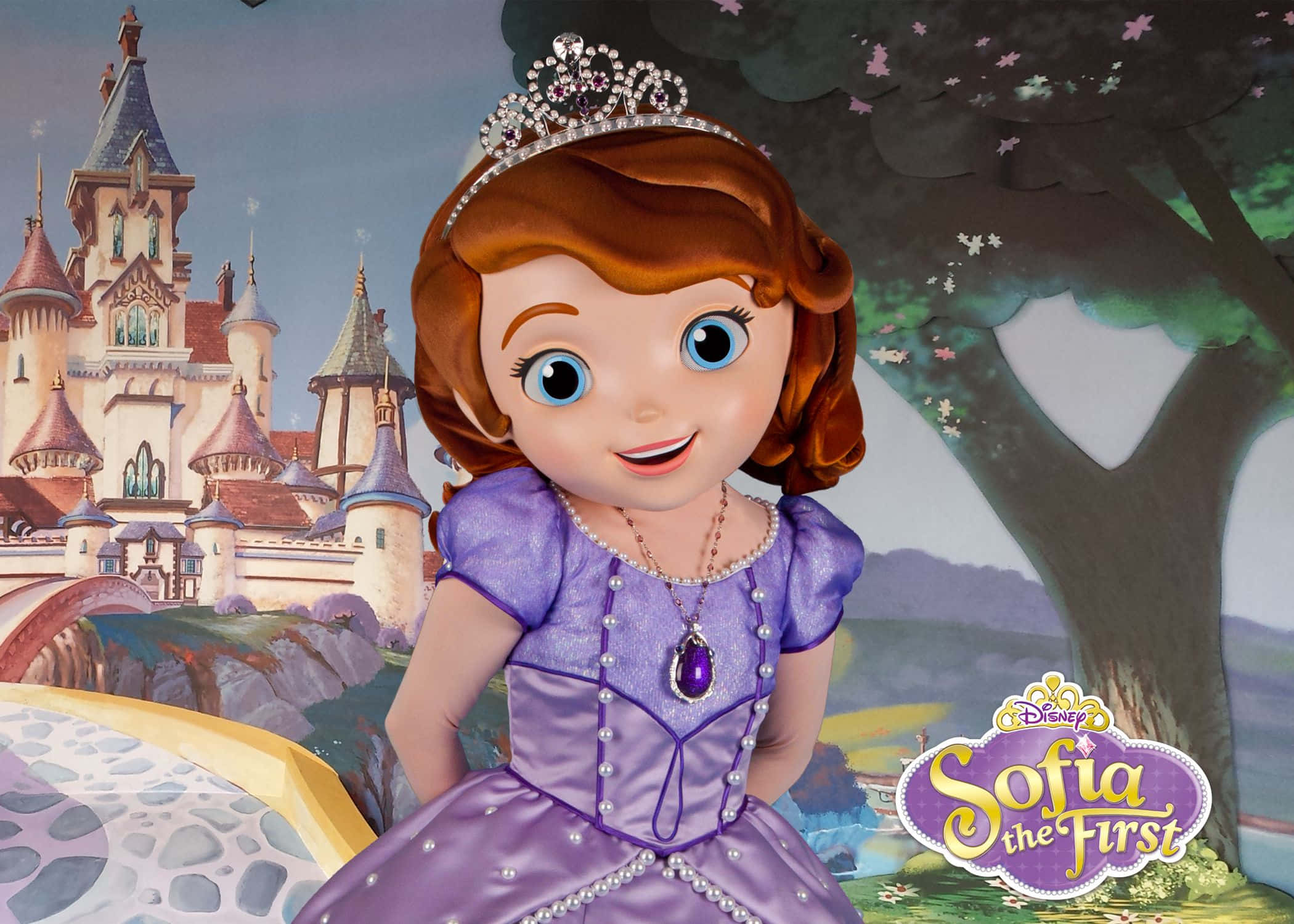 Sofia The First 桌布 壁紙 — 一位身穿紫色禮服和頭飾的快樂動畫公主站在奇幻的城堡和樹木前。