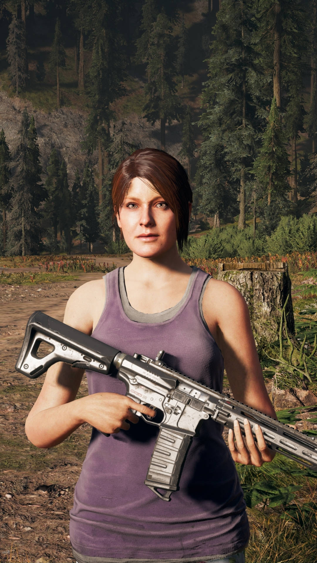 far cry 5 iPhone 桌布 壁紙 — 一位身穿紫色背心的女性在陽光明媚的森林空地中持步槍，周圍有高大的松樹和一條泥土小徑。