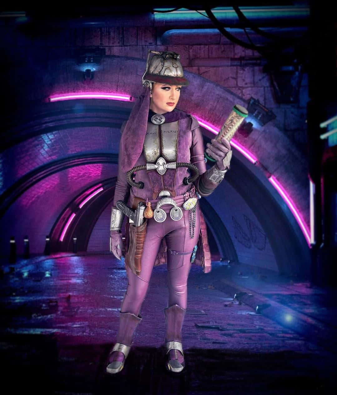Zam Wesell 桌布 壁紙 — 一位身穿紫色裝甲的賽博龐克女性站在霓虹燈隧道中，手持發光武器。