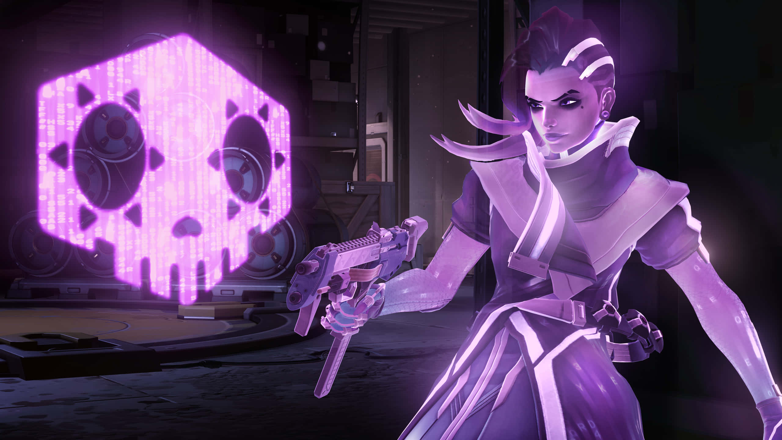 Sombra Overwatch 桌布 壁紙 — 一位身穿紫色裝甲的賽博龐克戰士，在昏暗的工業環境中，手持未來武器，旁邊有一個發光的骷髏全息投影。