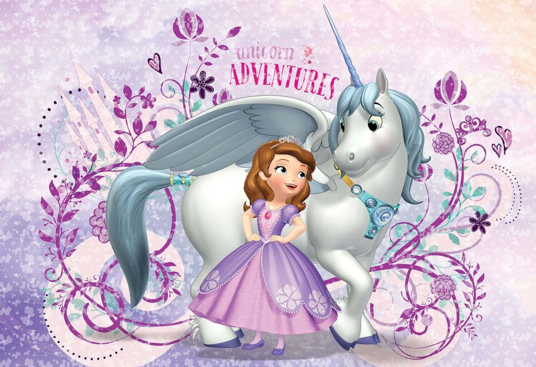 Sofia The First 桌布 壁紙 — 一位身穿紫色連衣裙的年輕公主站在一隻白色有翼獨角獸旁邊，周圍環繞著花卉漩渦和背景中的城堡。