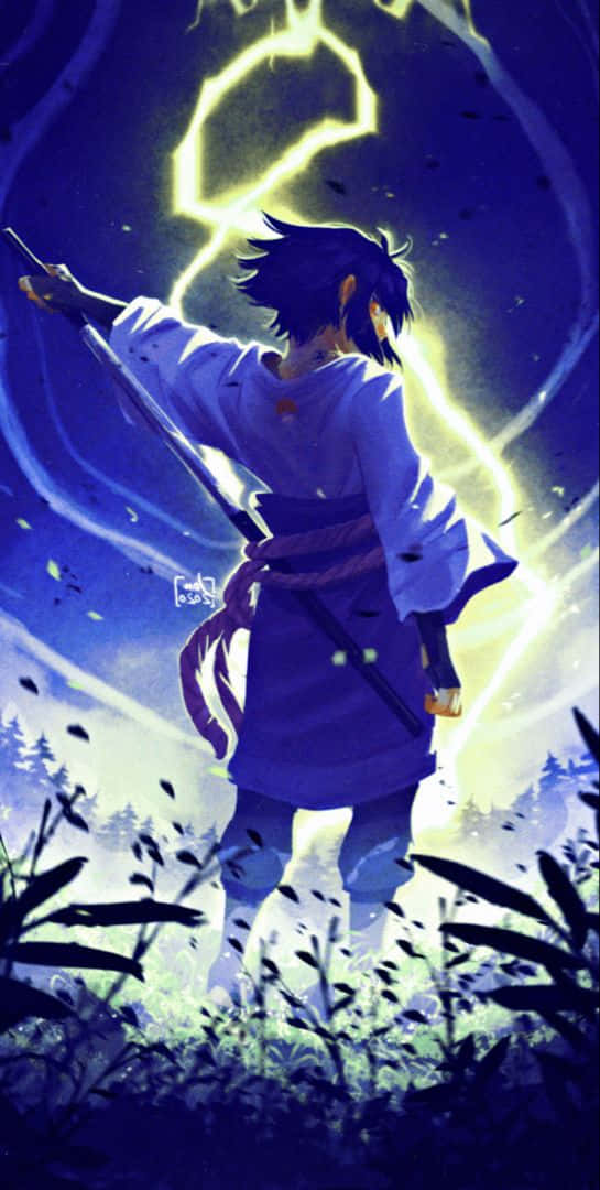 Purple Sasuke 桌布 壁紙 — 一位身穿紫色長袍的年輕動漫戰士，在黑暗的森林中背對著發光的黃色閃電站立。