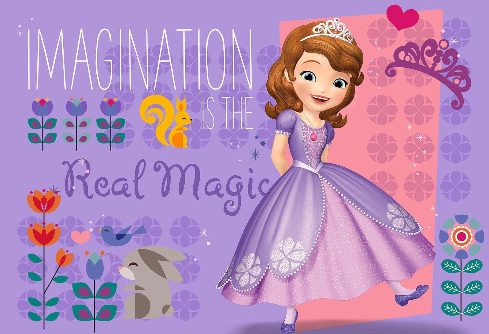 Sofia The First 桌布 壁紙 — 一位身穿紫色長袍的快樂卡通公主，站在奇異的花朵和一隻松鼠旁邊，下方是一個寫著「Imagination is the Real Magic」的神奇橫幅。