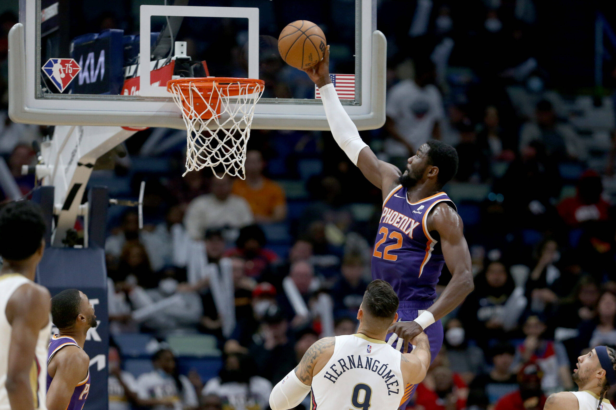 NBA 桌布 壁紙 — 一位身穿紫色鳳凰城太陽隊球衣的籃球運動員，在防守球員從下方觀看時灌籃。