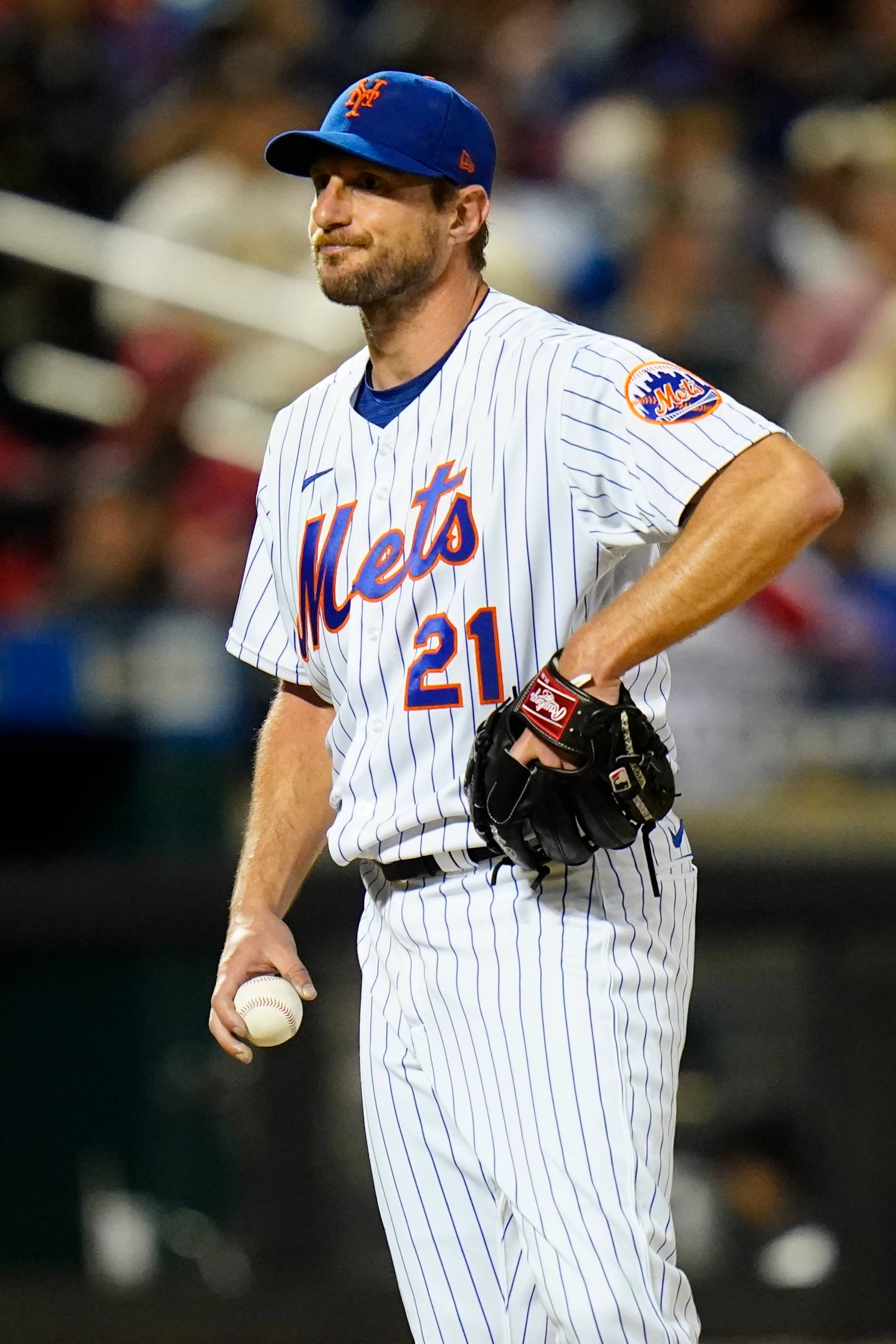 Max Scherzer 桌布 壁紙 — 一位身穿細條紋球衣的紐約大都會棒球投手，在夜間燈光球場上拿著棒球和手套。
