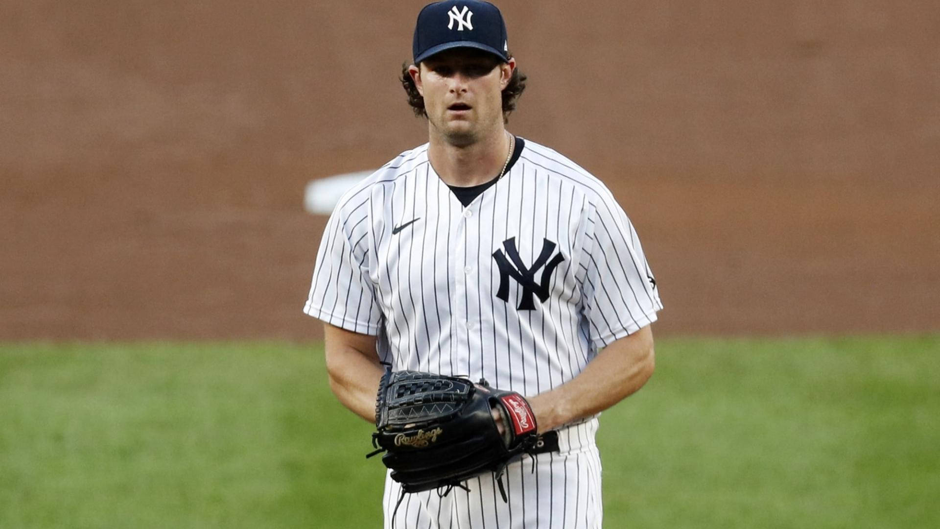 Gerrit Cole 桌布 壁紙 — 一位身穿細條紋球衣的紐約洋基棒球選手站在綠色球場上，手持手套。