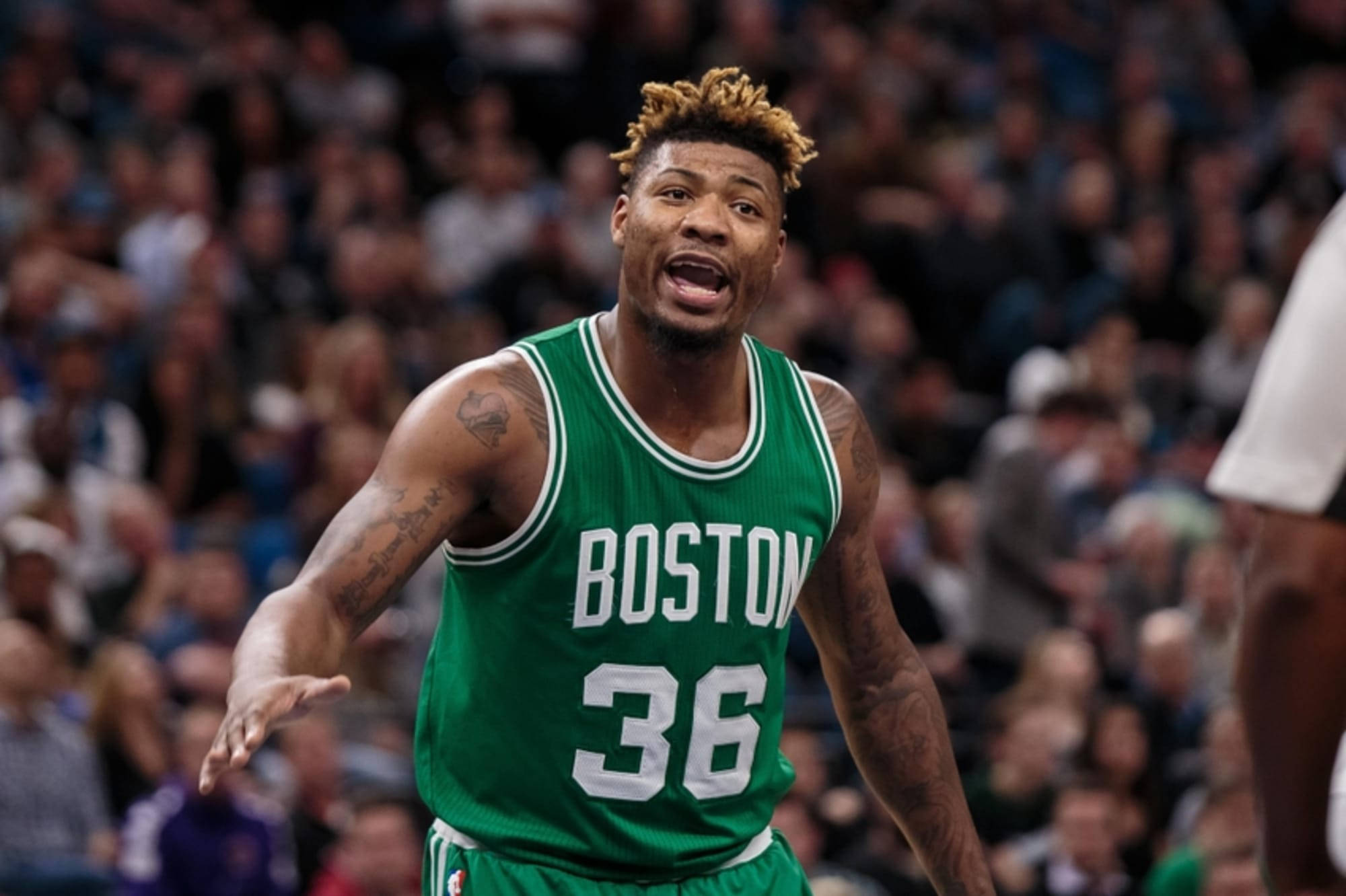 Marcus 桌布 壁紙 — 一位身穿綠色36號球衣的波士頓塞爾提克籃球運動員在比賽中激情呼喊，背景是模糊的人群。