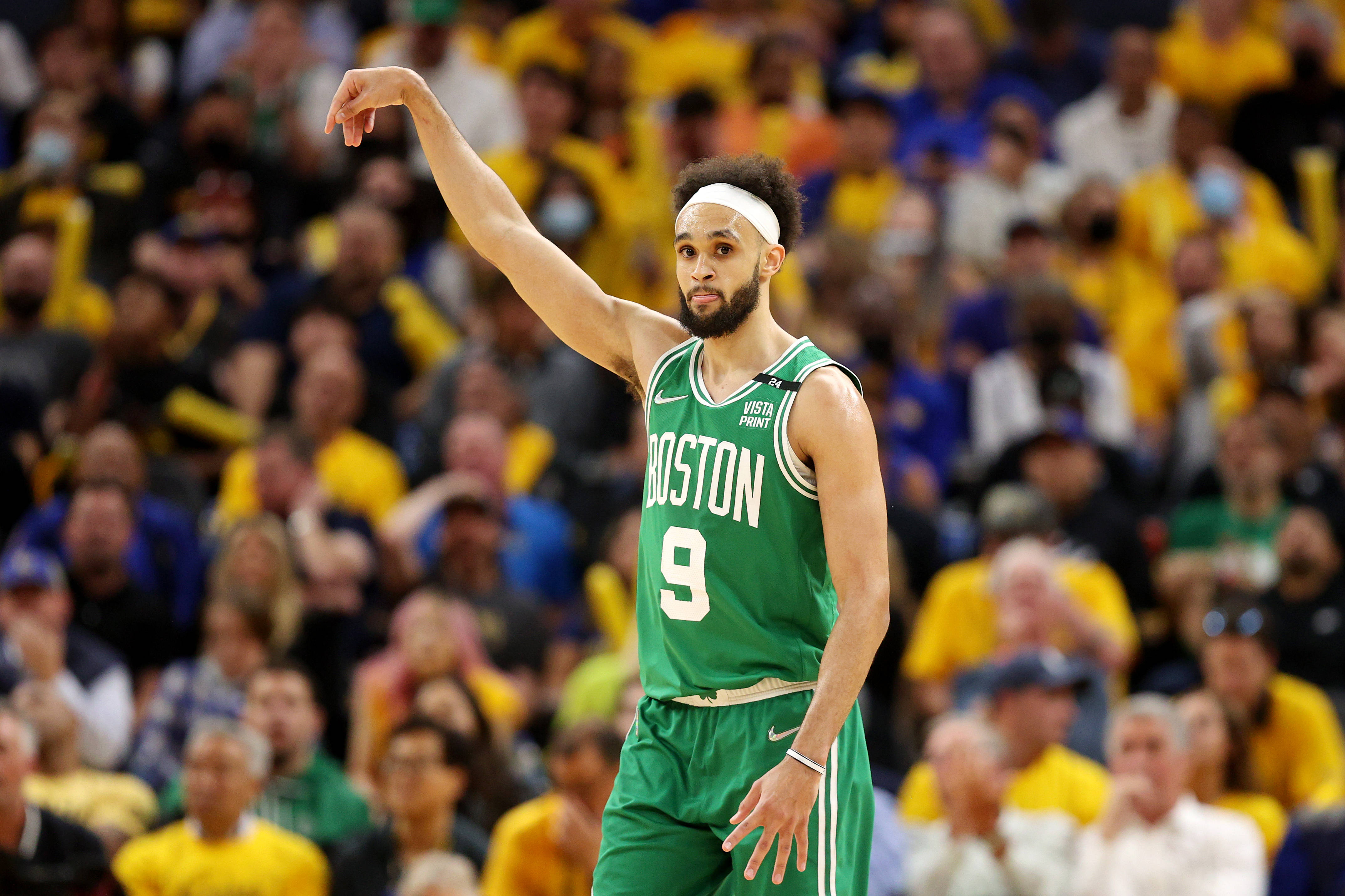 NBA 桌布 壁紙 — 一位身穿綠色9號球衣的波士頓塞爾提克籃球運動員在比賽中向人群做手勢，背景有模糊的黃衣球迷。
