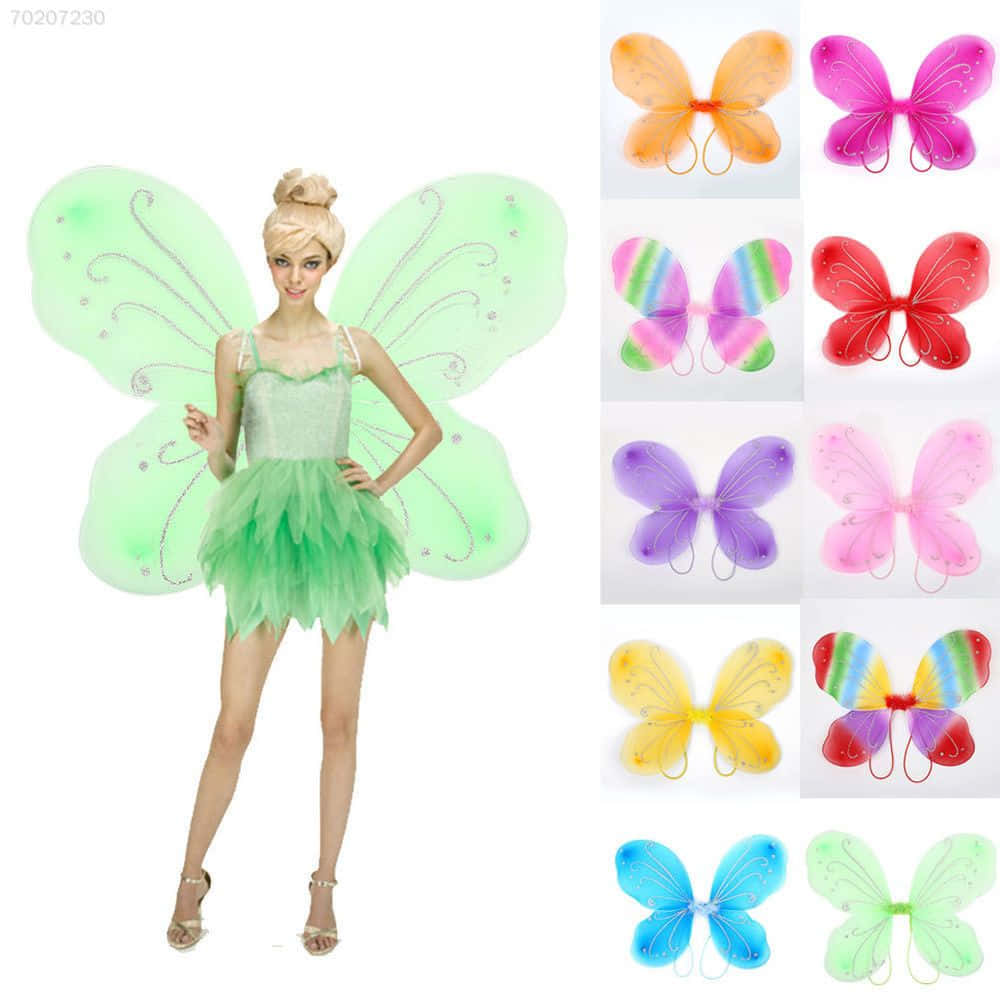 Butterfly Wing Dress 桌布 壁紙 — 一位身穿綠色仙女服裝、帶有閃亮翅膀的女性站在一個由各種色調的彩色蝴蝶翅膀組成的網格旁。